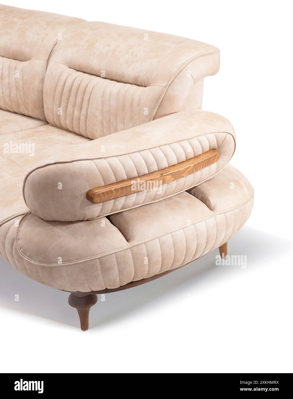 Modernes beigefarbenes Sofa mit bequemer Rückenlehne und Holzbeinen Stockfoto