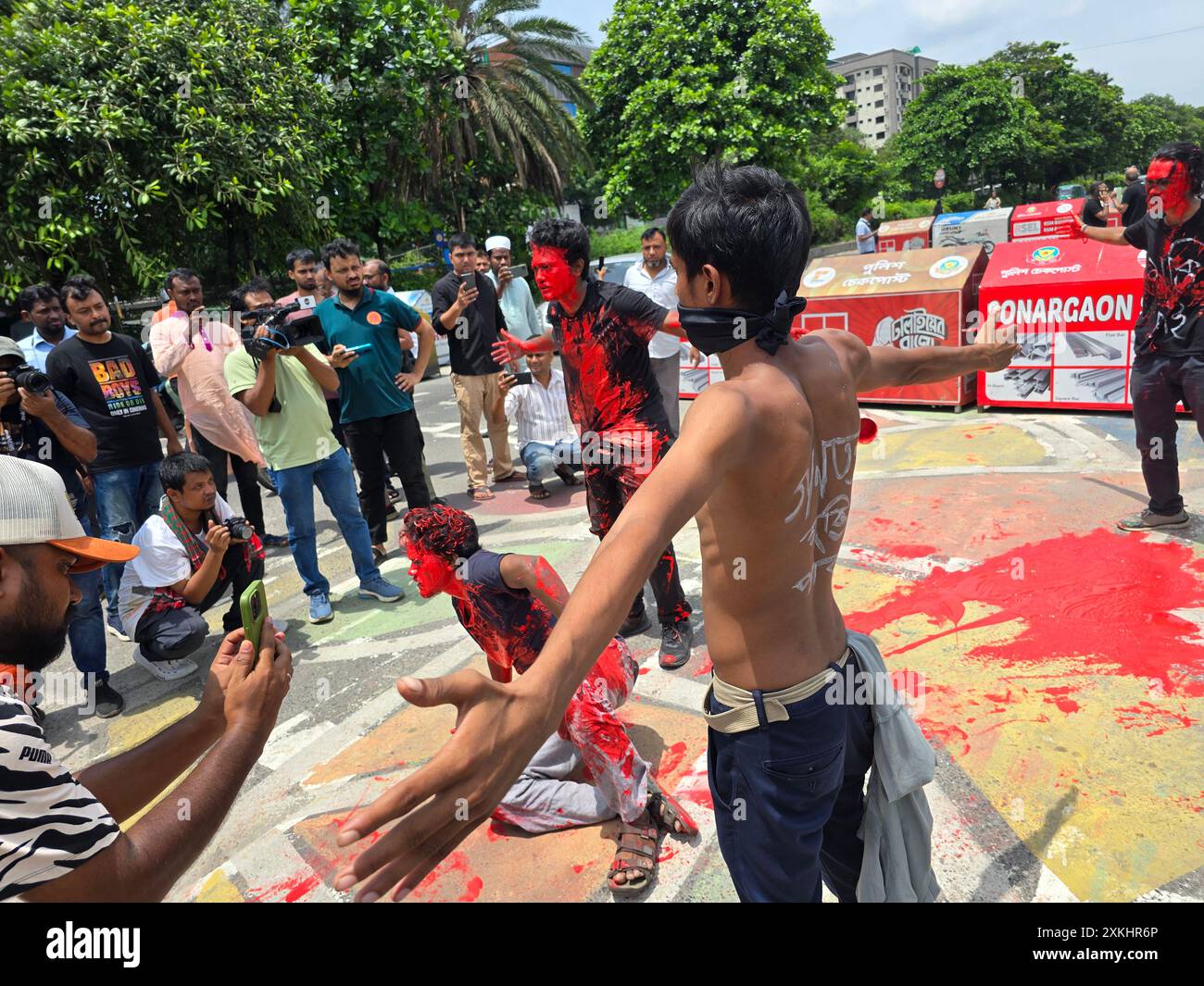 Demonstranten vor dem parlament in Dhaka protestieren gegen die Erschießung eines Studenten durch die Polizei während ihrer Kundgebung. Die Quotenreformbewegung 2024 ist eine anhaltende Protestbewegung, die von Studenten und Lehrern sowohl der öffentlichen als auch der privaten Universitäten angeführt wird. Die Bewegung fordert die Reform des konventionellen Systems der Quoten-basierten Einstellung von Arbeitsplätzen im Staat. Bangladesch. Stockfoto