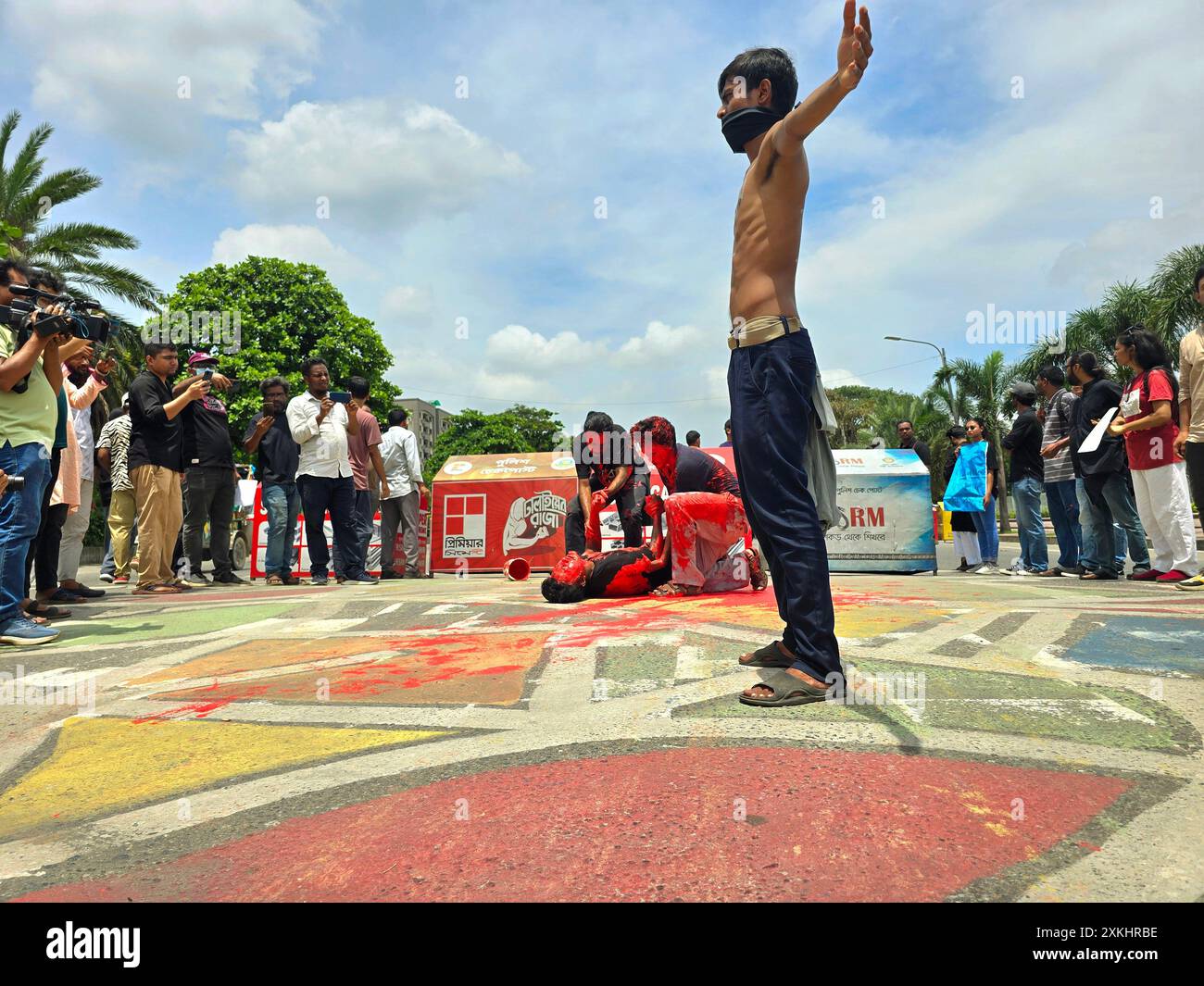 Demonstranten vor dem parlament in Dhaka protestieren gegen die Erschießung eines Studenten durch die Polizei während ihrer Kundgebung. Die Quotenreformbewegung 2024 ist eine anhaltende Protestbewegung, die von Studenten und Lehrern sowohl der öffentlichen als auch der privaten Universitäten angeführt wird. Die Bewegung fordert die Reform des konventionellen Systems der Quoten-basierten Einstellung von Arbeitsplätzen im Staat. Bangladesch. Stockfoto