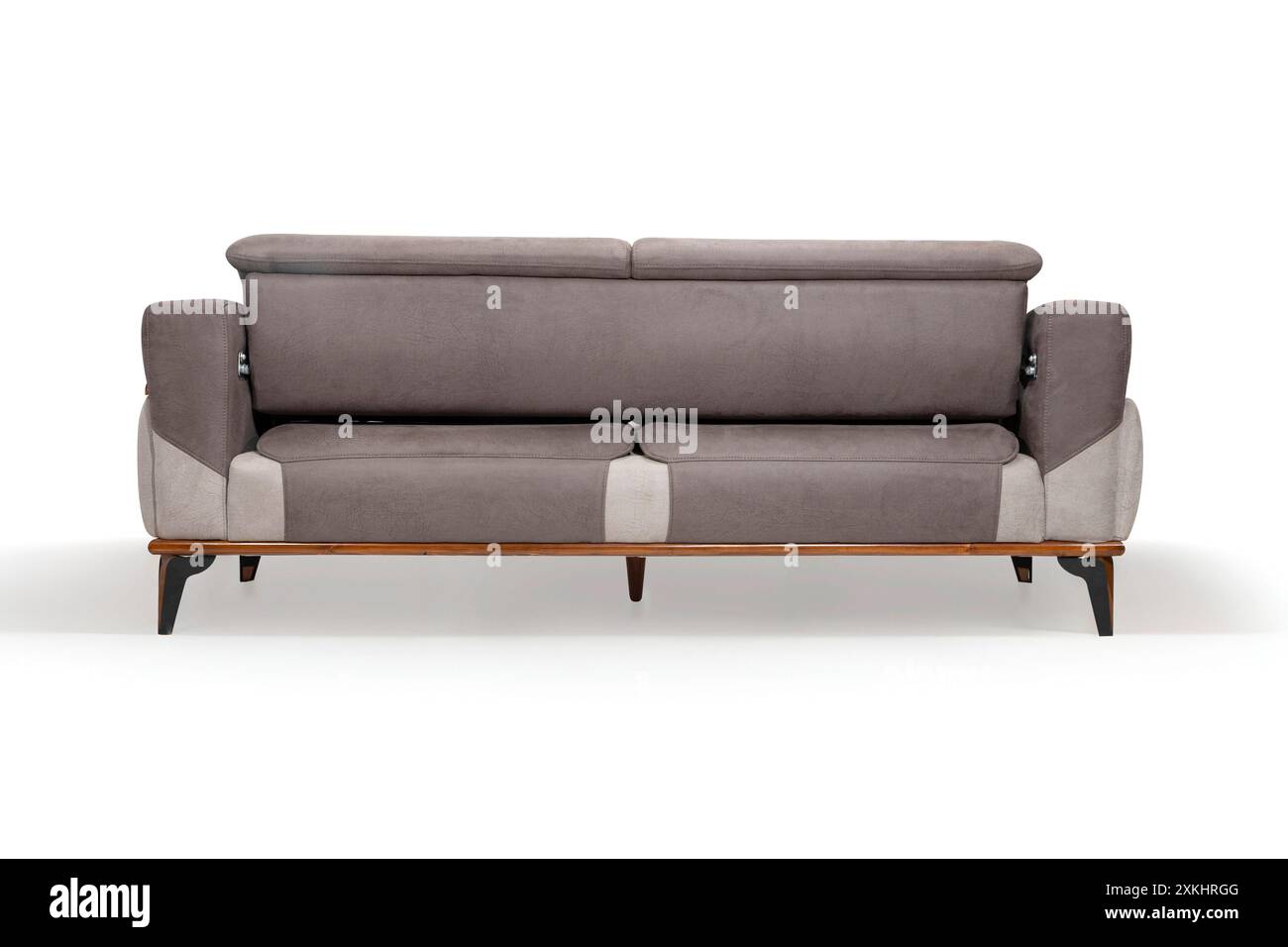 Stilvolles Sofa mit modernem Design und bequemen Kissen, perfekt für moderne Innenräume Stockfoto