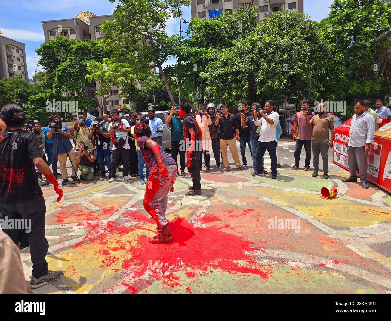 Demonstranten vor dem parlament in Dhaka protestieren gegen die Erschießung eines Studenten durch die Polizei während ihrer Kundgebung. Die Quotenreformbewegung 2024 ist eine anhaltende Protestbewegung, die von Studenten und Lehrern sowohl der öffentlichen als auch der privaten Universitäten angeführt wird. Die Bewegung fordert die Reform des konventionellen Systems der Quoten-basierten Einstellung von Arbeitsplätzen im Staat. Bangladesch. Stockfoto