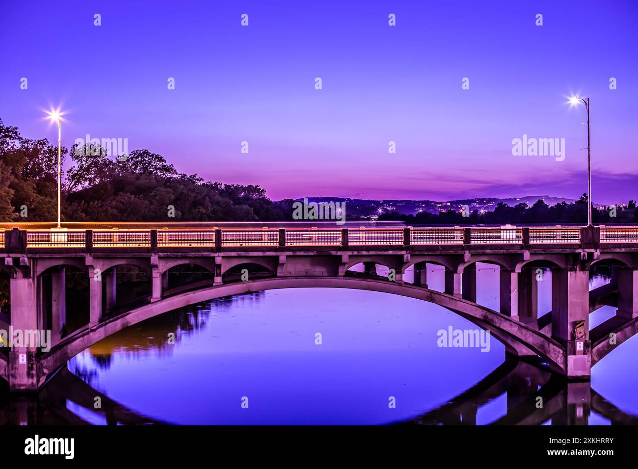 Die North Lamar Bridge in Austin, Texas, überquert den Lake Austin Stockfoto