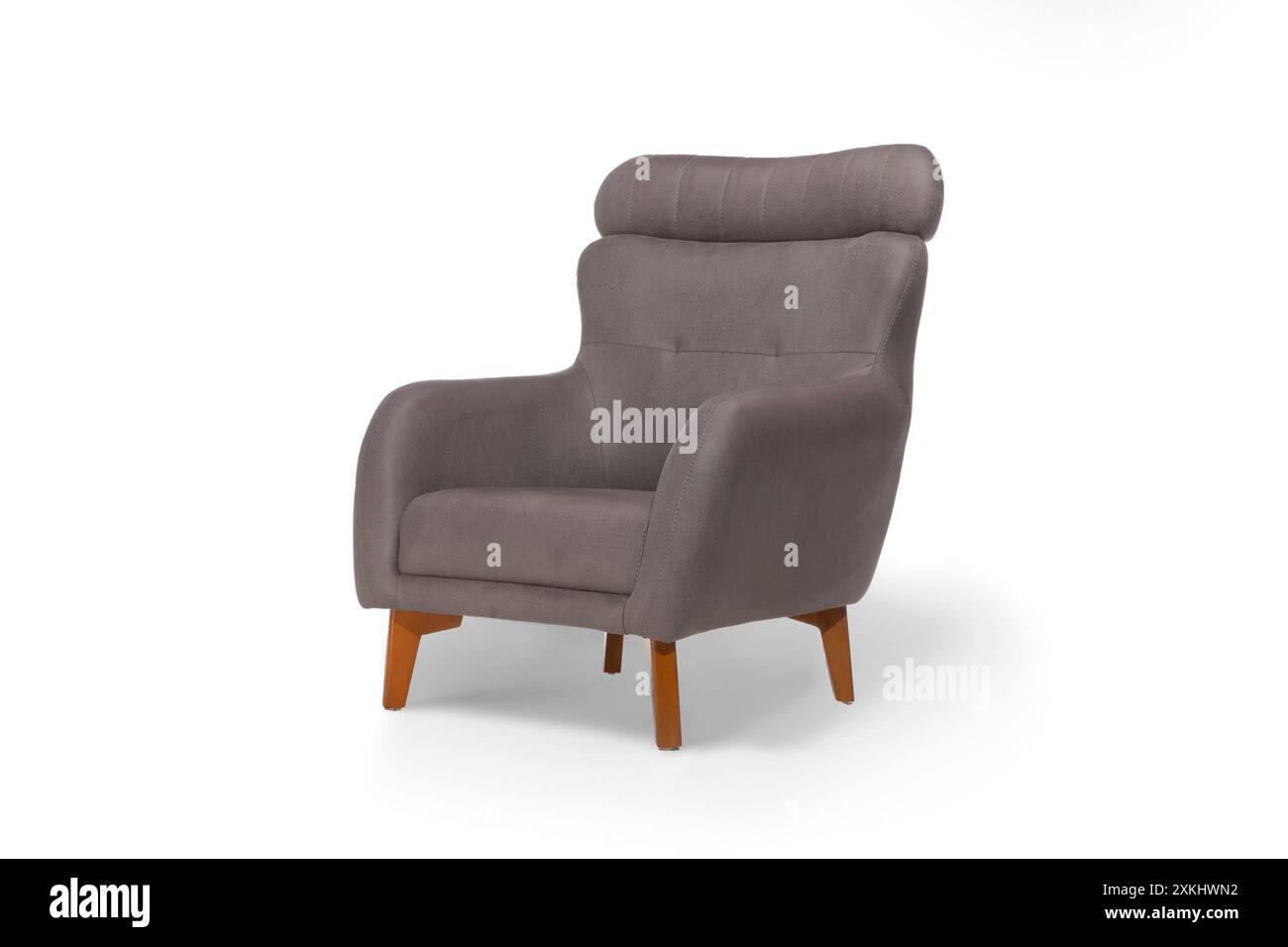 Moderner Sessel mit weicher Rückenlehne und Holzbeinen, perfekt für moderne Wohnzimmer. Stockfoto