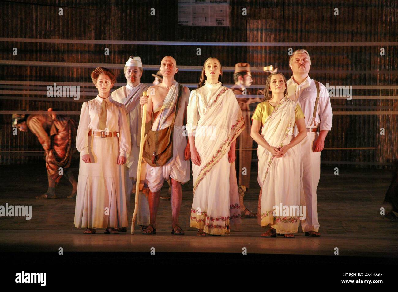 Front, l-r: Elena Xanthoudakis (Miss Schlesen), Alan Oke (M. K. Gandhi), Anne Marie Gibbons (Kasturbai), Janis Kelly (Frau Naidoo), Ashley Holland (Herr Kallenbach) in SATYAGRAHA an der English National Opera (ENO), London Coliseum, London WC2 05/04/2007 eine Koproduktion mit Improbable & Metropolitan Opera New York Musik: Philip Glass Libretto: Constance DeJong Dirigent: Johannes Debus Bühnenbild: Julian Crouch Kostüme: Kevin Pollard Beleuchtung: Paule Constable Regisseur: Phelim McDermott & Julian Crouch Stockfoto