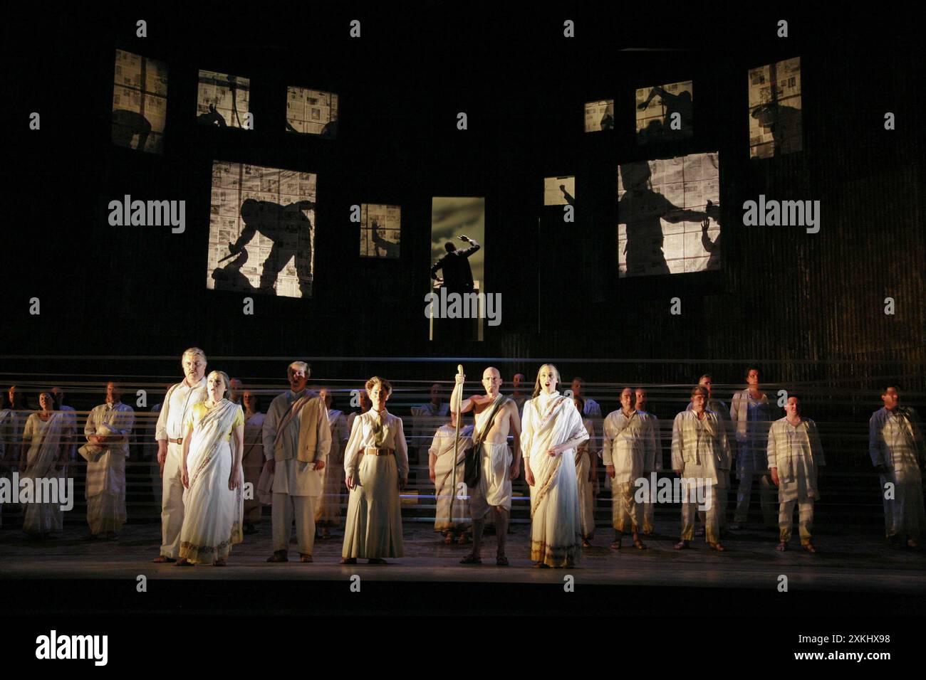 Front, l-r: Ashley Holland (Herr Kallenbach), Janis Kelly (Frau Naidoo), Elena Xanthoudakis (Frau Schlesen), Alan Oke (M. K. Gandhi), Anne Marie Gibbons (Kasturbai) in SATYAGRAHA an der English National Opera (ENO), London Coliseum, London WC2 05/04/2007 eine Koproduktion mit Improbable & Metropolitan Opera New York Musik: Philip Glass Libretto: Philip Constance DeJong Dirigent: Johannes Debus Bühnenbild: Julian Crouch Kostüme: Kevin Pollard Beleuchtung: Paule Constable Regisseur: Phelim McDermott & Julian Crouch Stockfoto