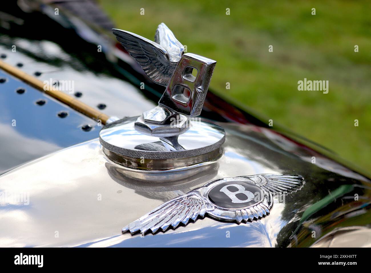 Unverwechselbares Bentley-Logo mit geflügelter Kühlerhaube und gegossenes Maskottchen mit „B“-Kühlerabdeckung, entworfen vom Künstler und Bildhauer F. Gordon Crosby. Stockfoto