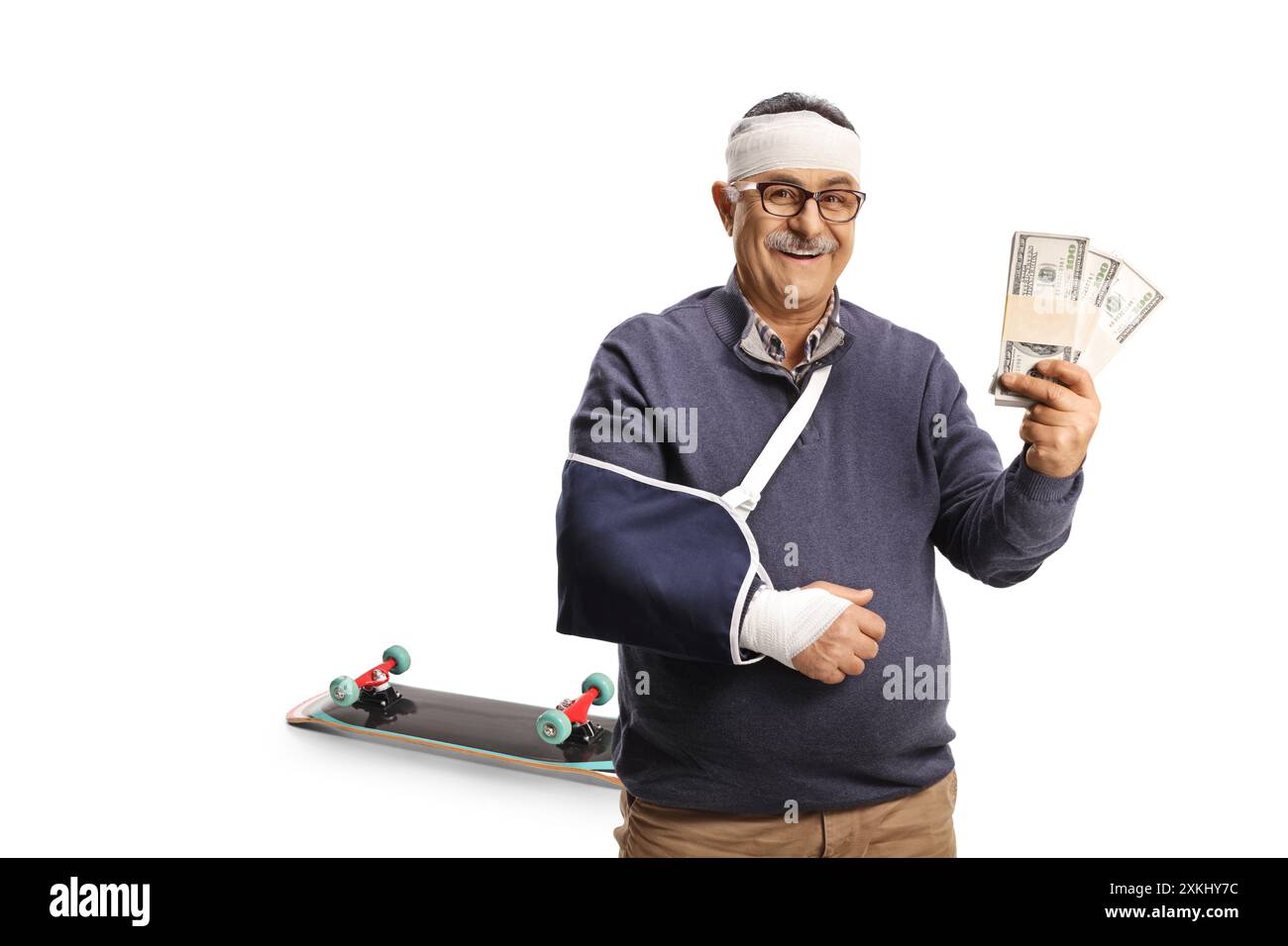 Reifer Mann mit gebrochenem Arm und Bandage am Kopf verletzt durch einen Skateboard-Sturz, der Geld isoliert auf weißem Hintergrund hält Stockfoto Reifer Mann mit gebrochenem Arm und Bandage am Kopf verletzt durch einen Skateboard-Sturz, der Geld isoliert auf weißem Hintergrund hält Stockfoto