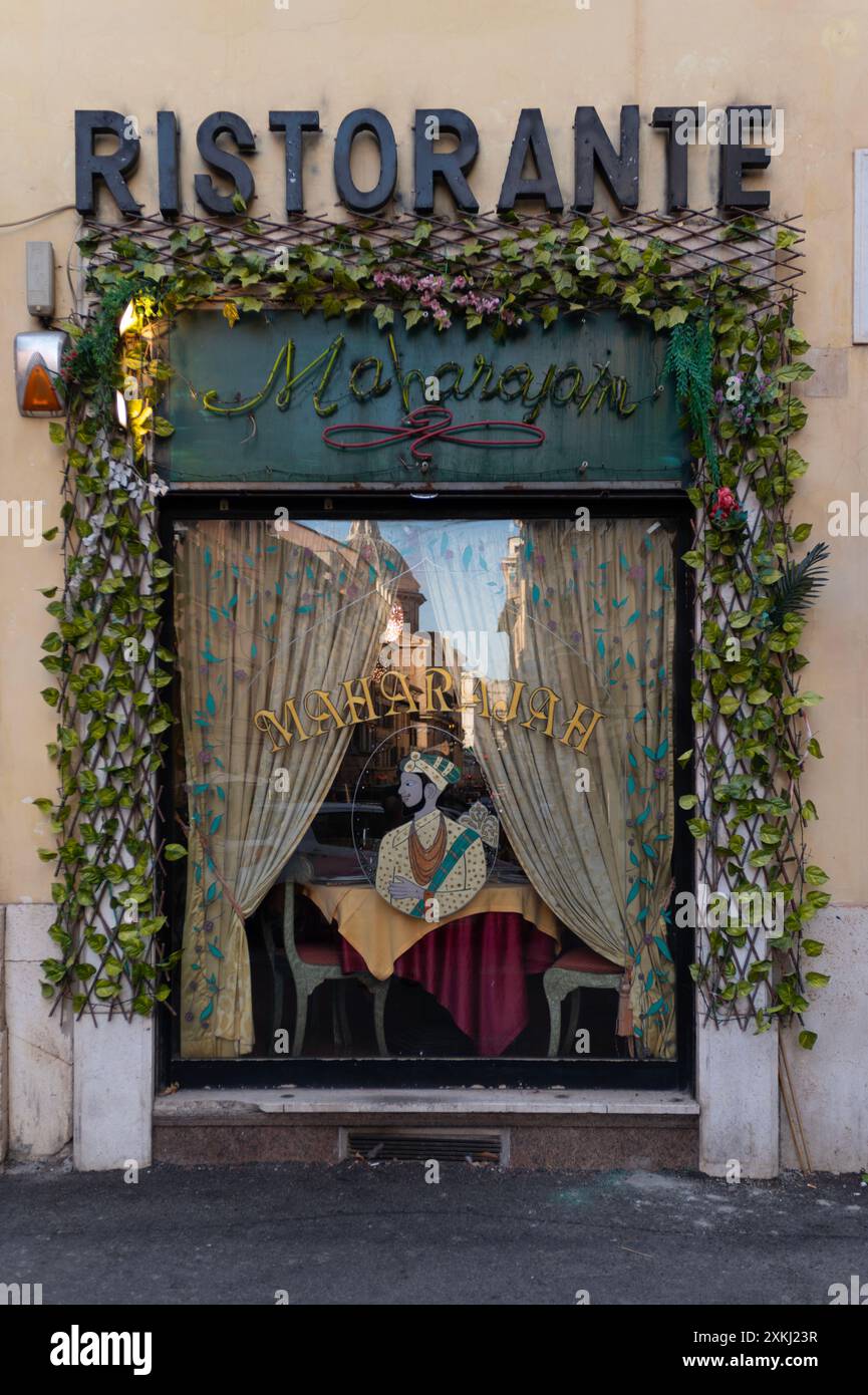 Bezauberndes indisches Restaurant mit dekorativem Ivy und Kunstwerken, Via dei Serpenti, Rom, Italien Stockfoto