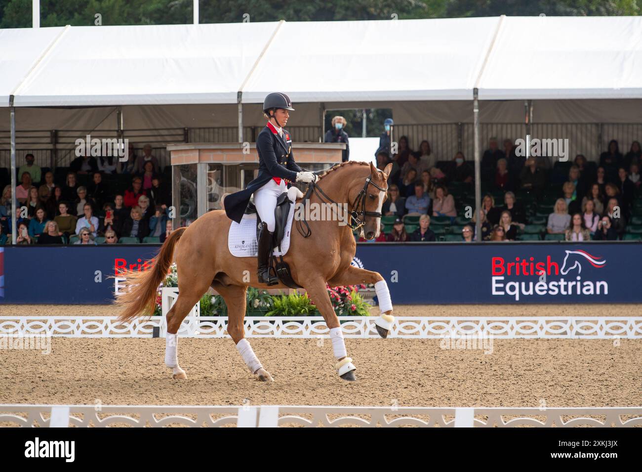 BILDER ABLEGEN. Juli 2024. Charlotte Dujardin hat sich von den Olympischen Spielen in Paris zurückgezogen. Sie hat in einer Erklärung erklärt, dass „ein Video von vor vier Jahren entstanden ist, das zeigt, wie ich während einer Coaching-Sitzung einen Beurteilungsfehler mache. Verständlicherweise untersucht die Internationale Föderation für Reitsport (FEI), und ich habe beschlossen, mich von allen Wettkämpfen - einschließlich der Olympischen Spiele in Paris - zurückzuziehen, während dieser Prozess stattfindet." Windsor, Berkshire, Großbritannien. 30. Juni 2021. Die Olympiasiegerin Charlotte Dujardin nimmt an einem Dressurwettbewerb bei der Royal Windsor Horse Show in Win Teil Stockfoto