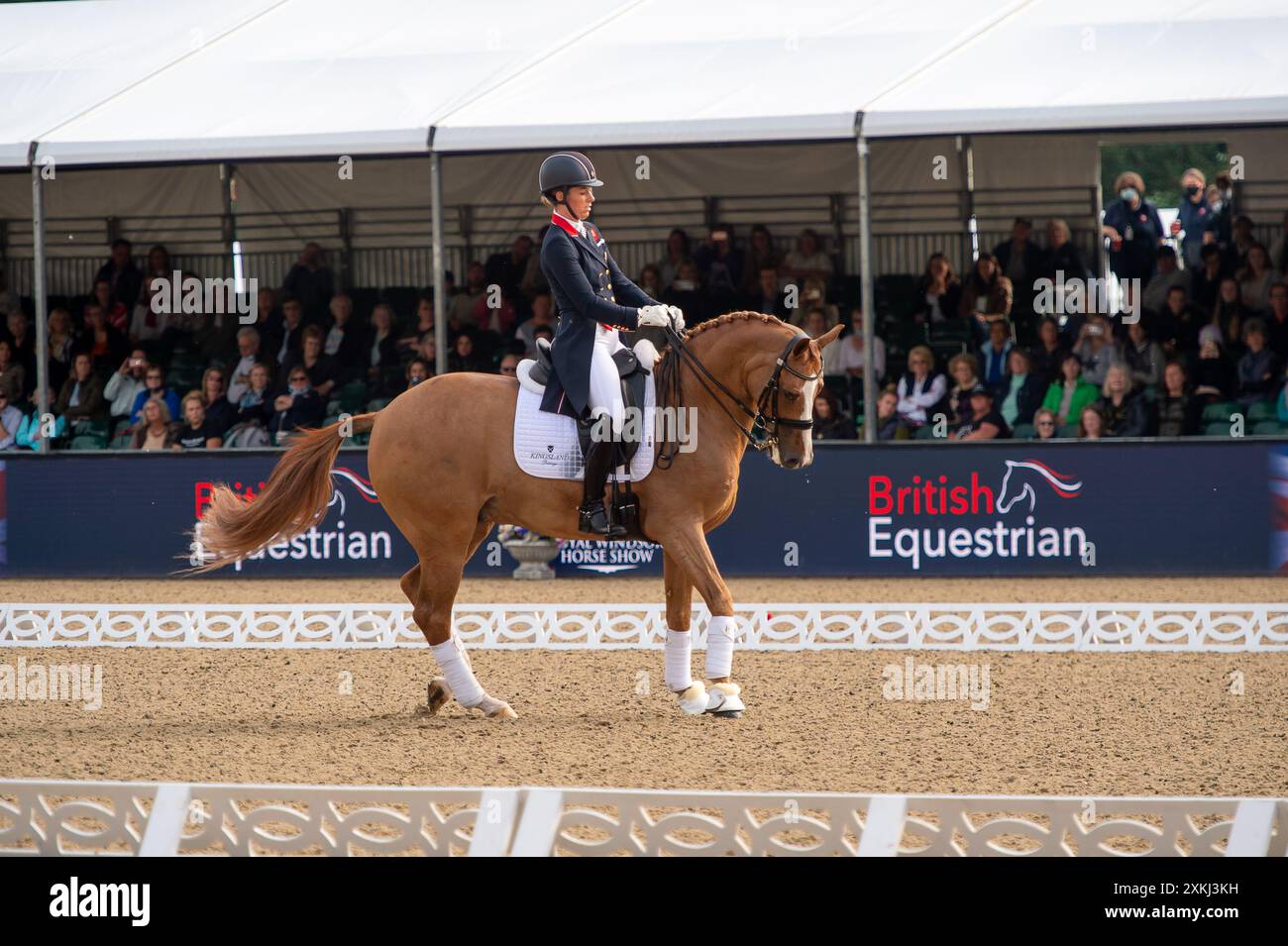 BILDER ABLEGEN. Juli 2024. Charlotte Dujardin hat sich von den Olympischen Spielen in Paris zurückgezogen. Sie hat in einer Erklärung erklärt, dass „ein Video von vor vier Jahren entstanden ist, das zeigt, wie ich während einer Coaching-Sitzung einen Beurteilungsfehler mache. Verständlicherweise untersucht die Internationale Föderation für Reitsport (FEI), und ich habe beschlossen, mich von allen Wettkämpfen - einschließlich der Olympischen Spiele in Paris - zurückzuziehen, während dieser Prozess stattfindet." Windsor, Berkshire, Großbritannien. 30. Juni 2021. Die Olympiasiegerin Charlotte Dujardin nimmt an einem Dressurwettbewerb bei der Royal Windsor Horse Show in Win Teil Stockfoto