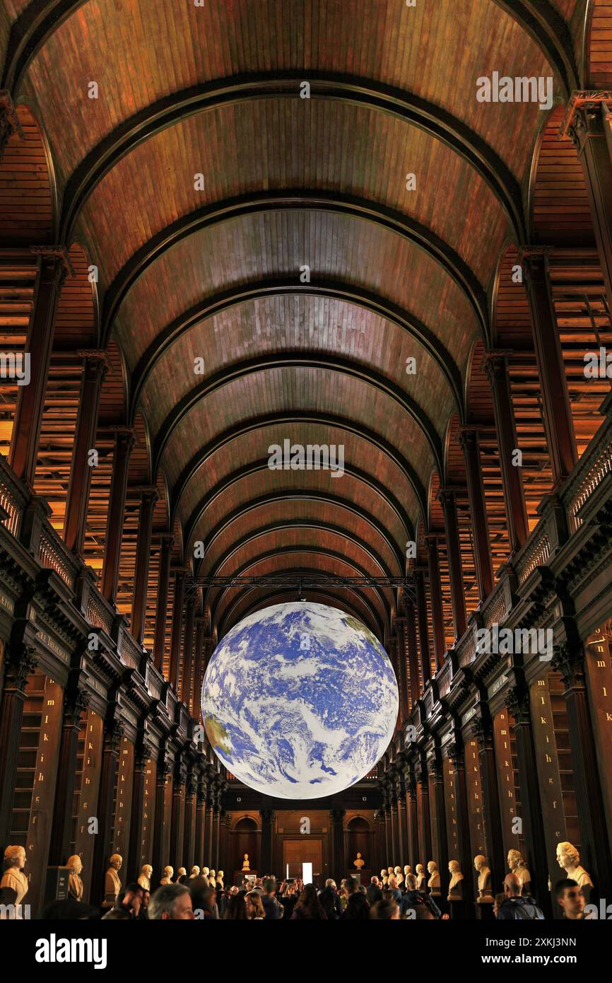 Gaia von Luke Jerram in der Bibliothek, Trinity College, Dublin, Irland Stockfoto