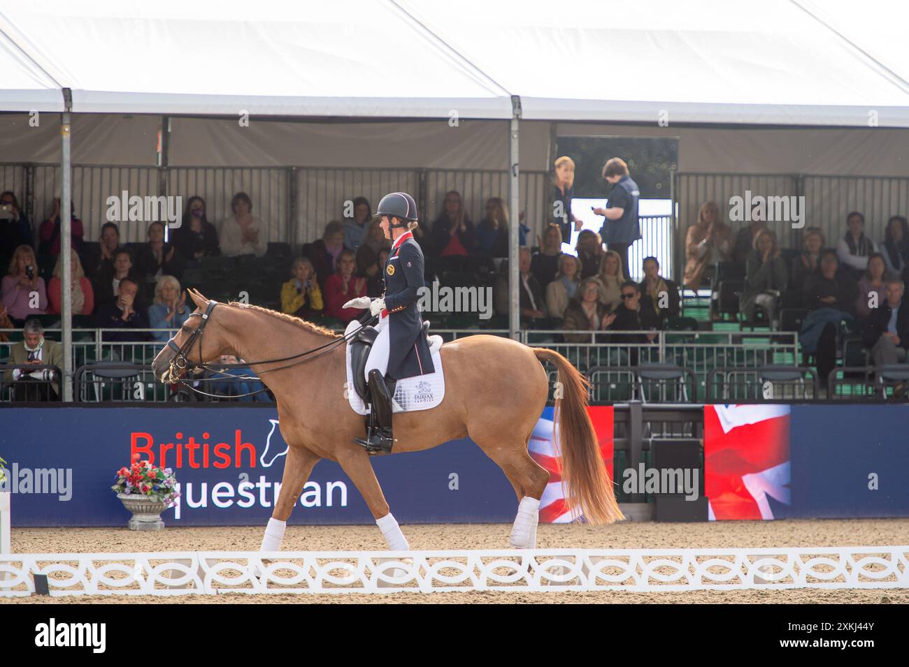 BILDER ABLEGEN. Juli 2024. Charlotte Dujardin hat sich von den Olympischen Spielen in Paris zurückgezogen. Sie hat in einer Erklärung erklärt, dass „ein Video von vor vier Jahren entstanden ist, das zeigt, wie ich während einer Coaching-Sitzung einen Beurteilungsfehler mache. Verständlicherweise untersucht die Internationale Föderation für Reitsport (FEI), und ich habe beschlossen, mich von allen Wettkämpfen - einschließlich der Olympischen Spiele in Paris - zurückzuziehen, während dieser Prozess stattfindet." Windsor, Berkshire, Großbritannien. 30. Juni 2021. Die Olympiasiegerin Charlotte Dujardin nimmt an einem Dressurwettbewerb bei der Royal Windsor Horse Show in Win Teil Stockfoto