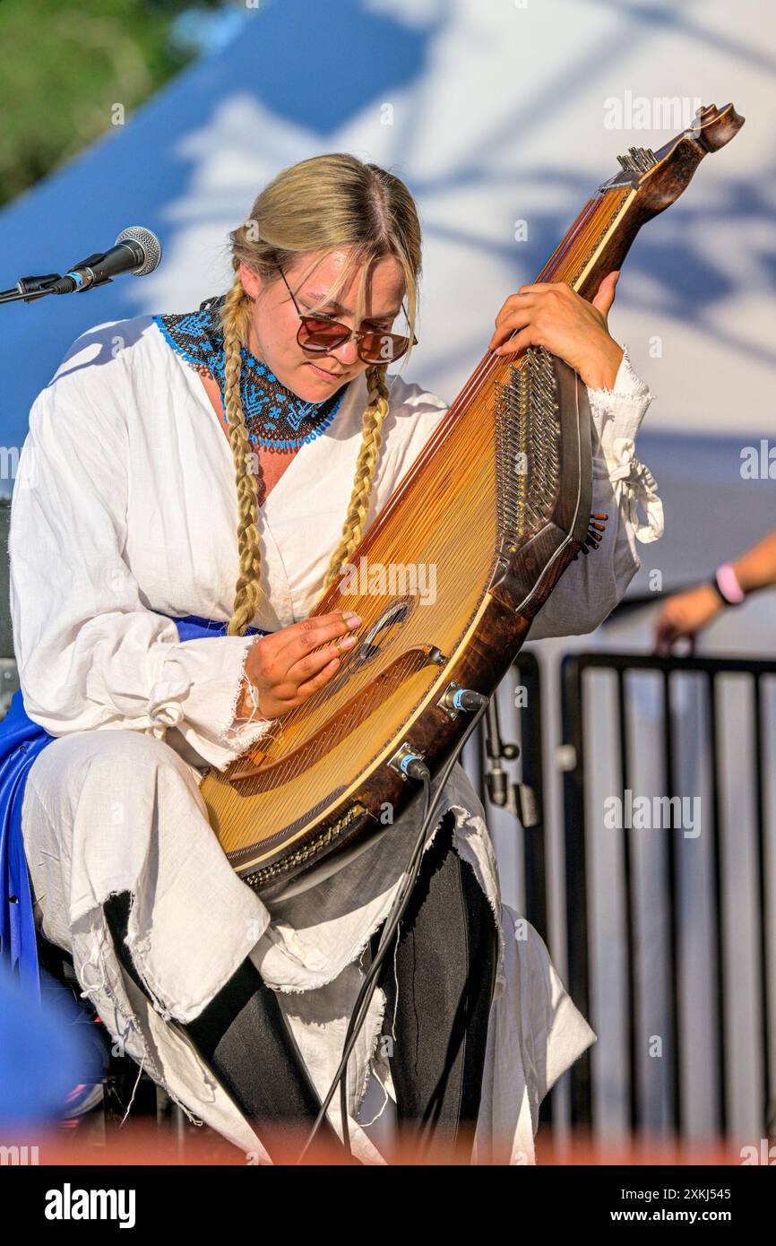 Ukrainisch, Banduristin, Maryna Krut, Musikerin, Vancouver Folk Music Festival, Vancouver, British Columbia, Kanada Stockfoto