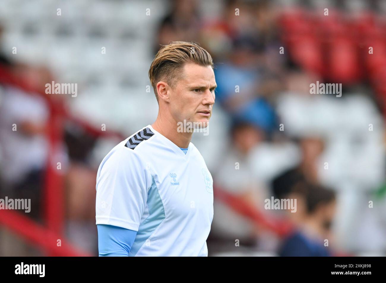 Torhüter Ben Wilson (13 Coventry City) wärmt sich am Dienstag, den 23. Juli 2024, während des Freundschaftsspiels zwischen Stevenage und Coventry City im Lamex Stadium in Stevenage auf. (Foto: Kevin Hodgson | MI News) Credit: MI News & Sport /Alamy Live News Stockfoto