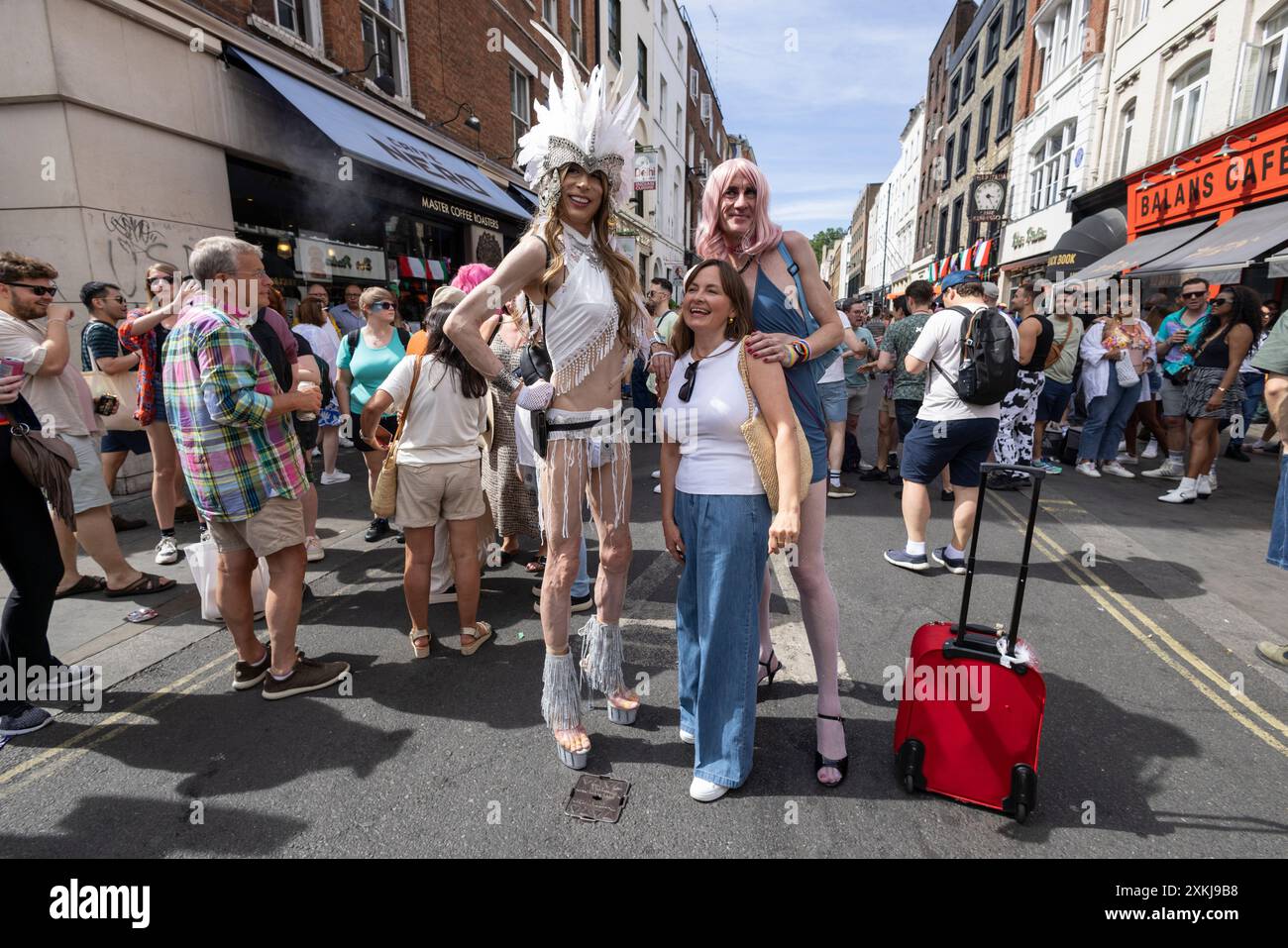 Gay-Pride-Straßenszenen und -Feiern in der Old Compton Street, dem Mekka von Gay London im Herzen von SOHO, im Zentrum von London, England, Großbritannien Stockfoto