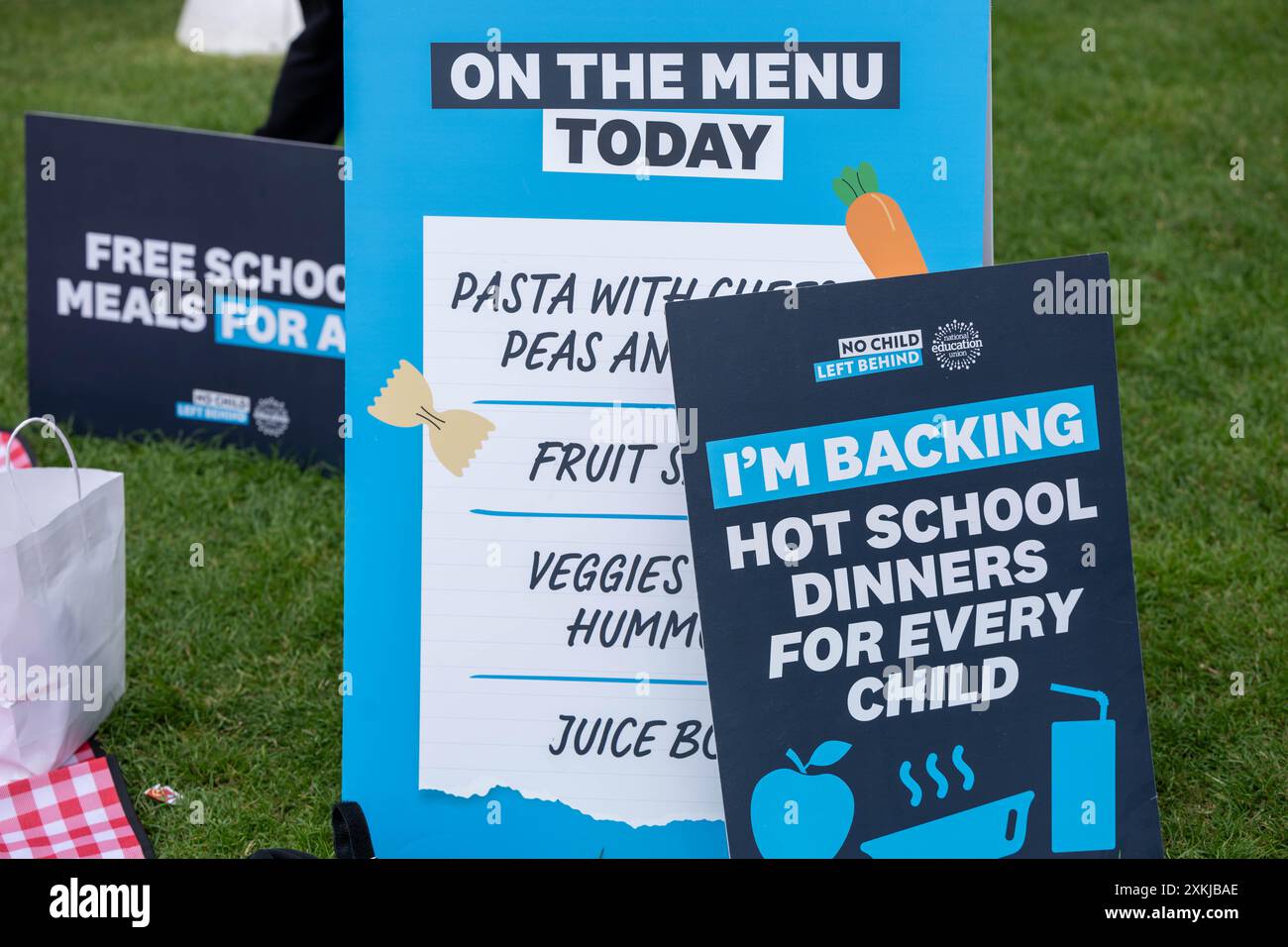 London, Großbritannien. Juli 2024. No Child Left Behind, eine Kampagne der National Education Union (neu), die im Rahmen ihrer nationalen Van-Tour eine Veranstaltung auf dem Parliament Square veranstaltet, um eine Verlängerung der kostenlosen Schulmahlzeiten (FSM) für alle Grundschulkinder in England zu fordern. Credit: Ian Davidson/Alamy Live News Stockfoto