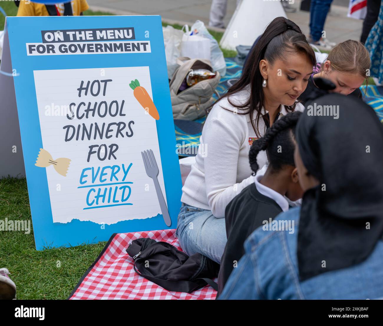 London, Großbritannien. Juli 2024. No Child Left Behind, eine Kampagne der National Education Union (neu), die im Rahmen ihrer nationalen Van-Tour eine Veranstaltung auf dem Parliament Square veranstaltet, um eine Verlängerung der kostenlosen Schulmahlzeiten (FSM) für alle Grundschulkinder in England zu fordern. Credit: Ian Davidson/Alamy Live News Stockfoto