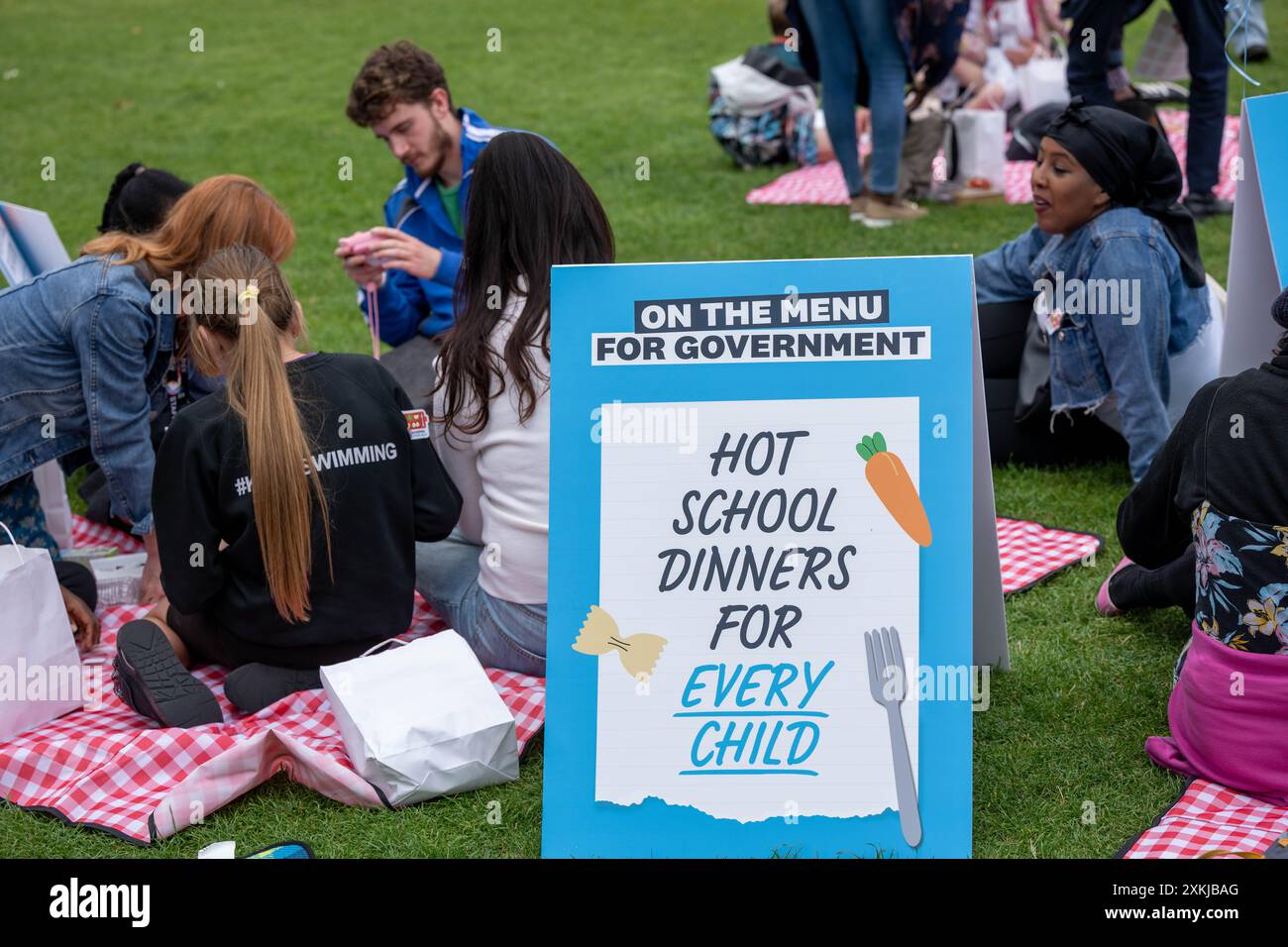 London, Großbritannien. Juli 2024. No Child Left Behind, eine Kampagne der National Education Union (neu), die im Rahmen ihrer nationalen Van-Tour eine Veranstaltung auf dem Parliament Square veranstaltet, um eine Verlängerung der kostenlosen Schulmahlzeiten (FSM) für alle Grundschulkinder in England zu fordern. Credit: Ian Davidson/Alamy Live News Stockfoto