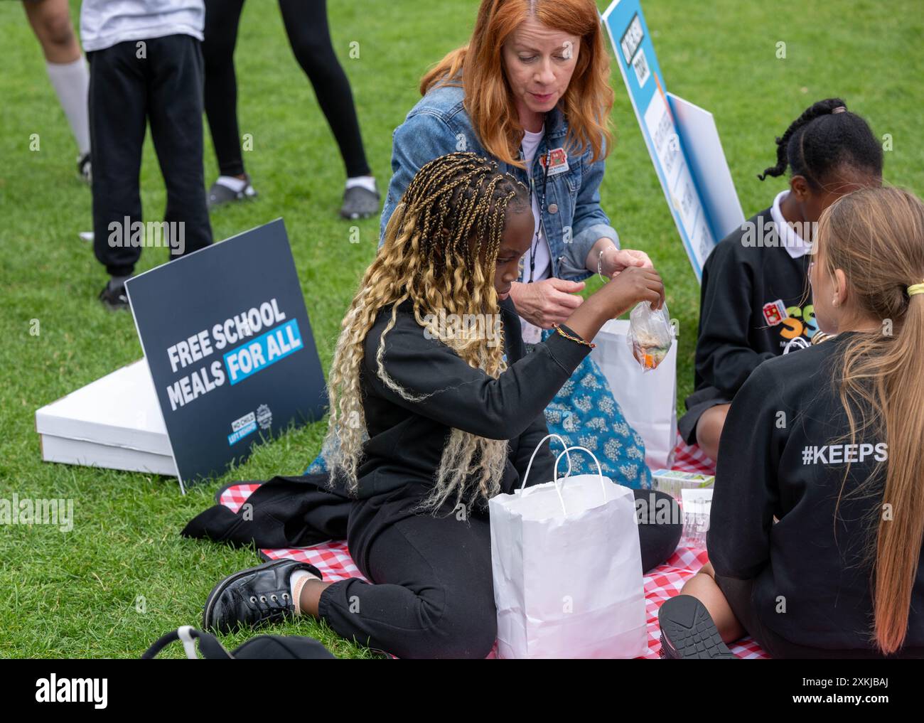 London, Großbritannien. Juli 2024. No Child Left Behind, eine Kampagne der National Education Union (neu), die im Rahmen ihrer nationalen Van-Tour eine Veranstaltung auf dem Parliament Square veranstaltet, um eine Verlängerung der kostenlosen Schulmahlzeiten (FSM) für alle Grundschulkinder in England zu fordern. Credit: Ian Davidson/Alamy Live News Stockfoto
