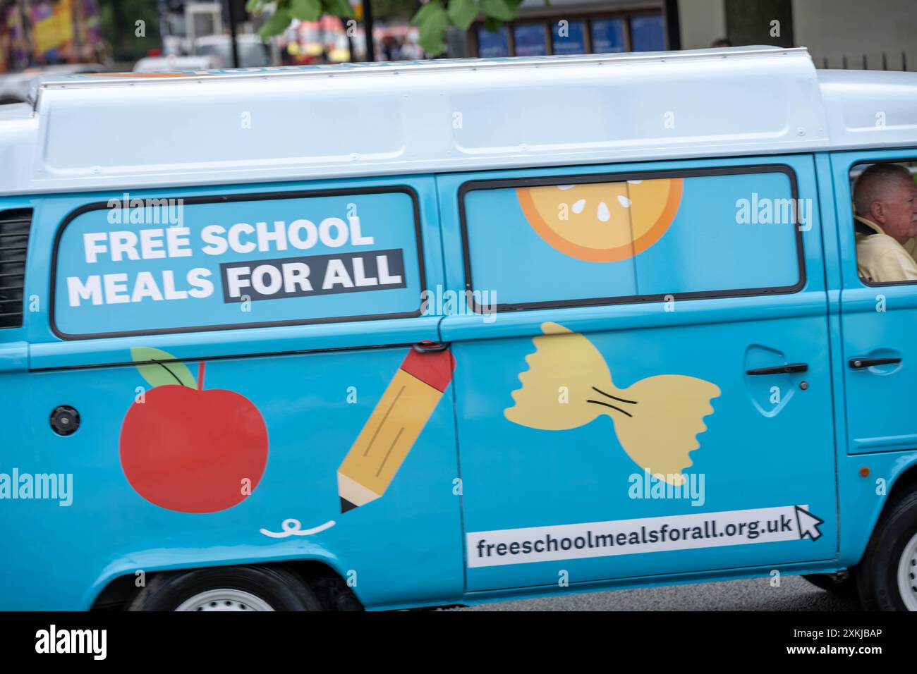 London, Großbritannien. Juli 2024. No Child Left Behind, eine Kampagne der National Education Union (neu), die im Rahmen ihrer nationalen Van-Tour eine Veranstaltung auf dem Parliament Square veranstaltet, um eine Verlängerung der kostenlosen Schulmahlzeiten (FSM) für alle Grundschulkinder in England zu fordern. Credit: Ian Davidson/Alamy Live News Stockfoto