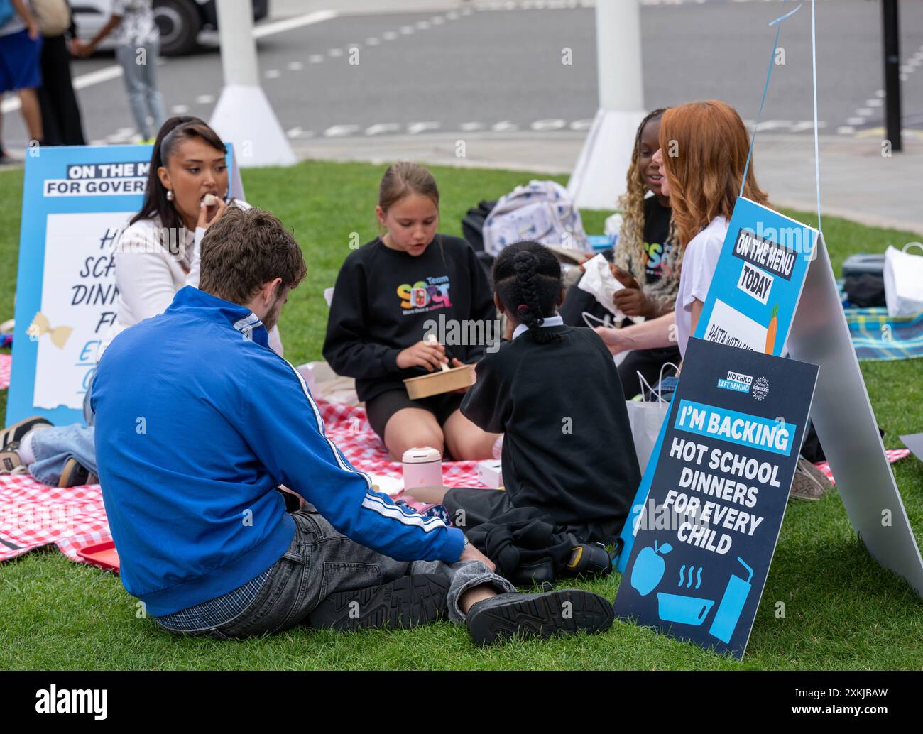 London, Großbritannien. Juli 2024. No Child Left Behind, eine Kampagne der National Education Union (neu), die im Rahmen ihrer nationalen Van-Tour eine Veranstaltung auf dem Parliament Square veranstaltet, um eine Verlängerung der kostenlosen Schulmahlzeiten (FSM) für alle Grundschulkinder in England zu fordern. Credit: Ian Davidson/Alamy Live News Stockfoto