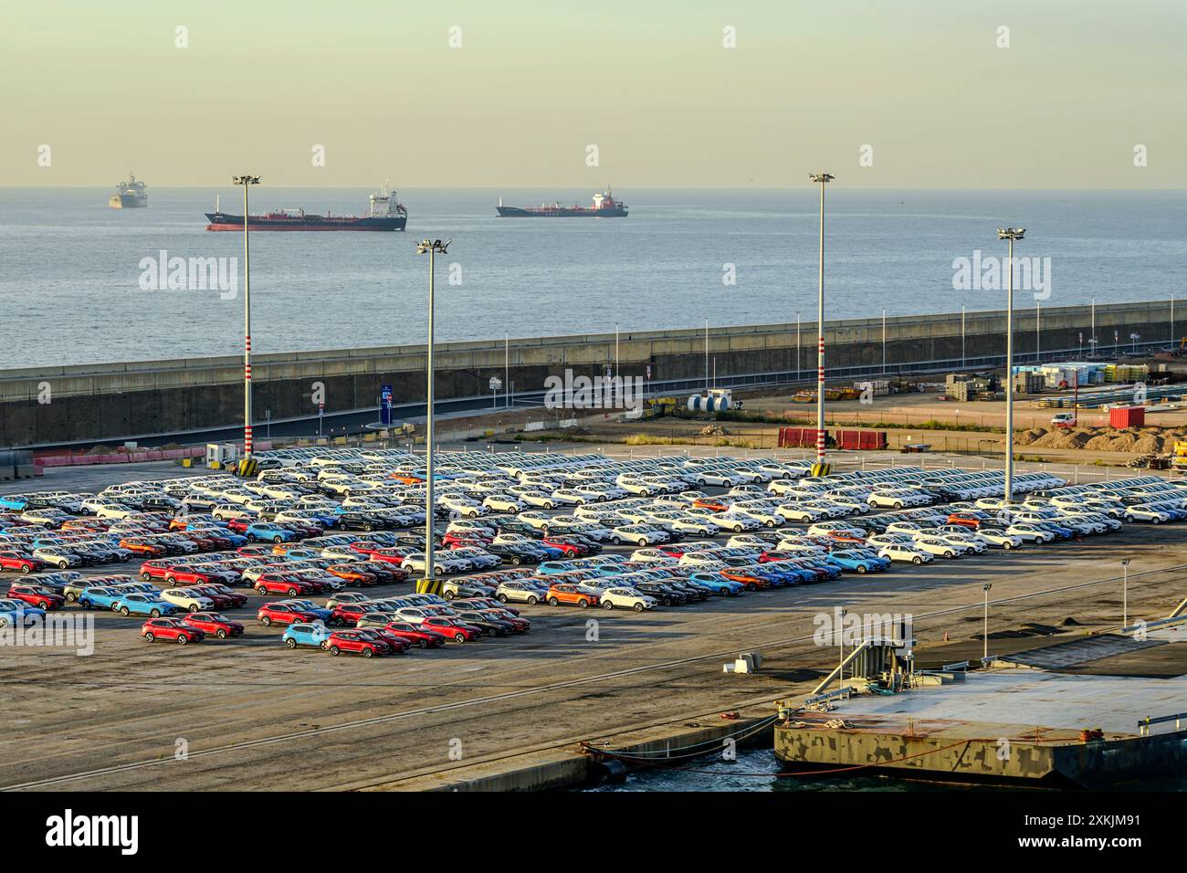 Parkplatz mit vielen neuen Autos im Hafengebiet von Barcelona, Spanien, Autoexportterminal Stockfoto