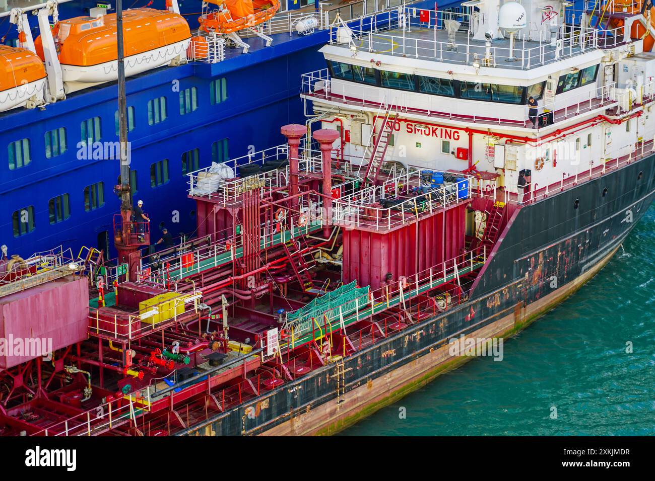 Barcelona, Spanien - 25. Mai 2024: Das berühmte Equinox-Kreuzfahrtschiff wird von einem Tankschiff betankt Stockfoto