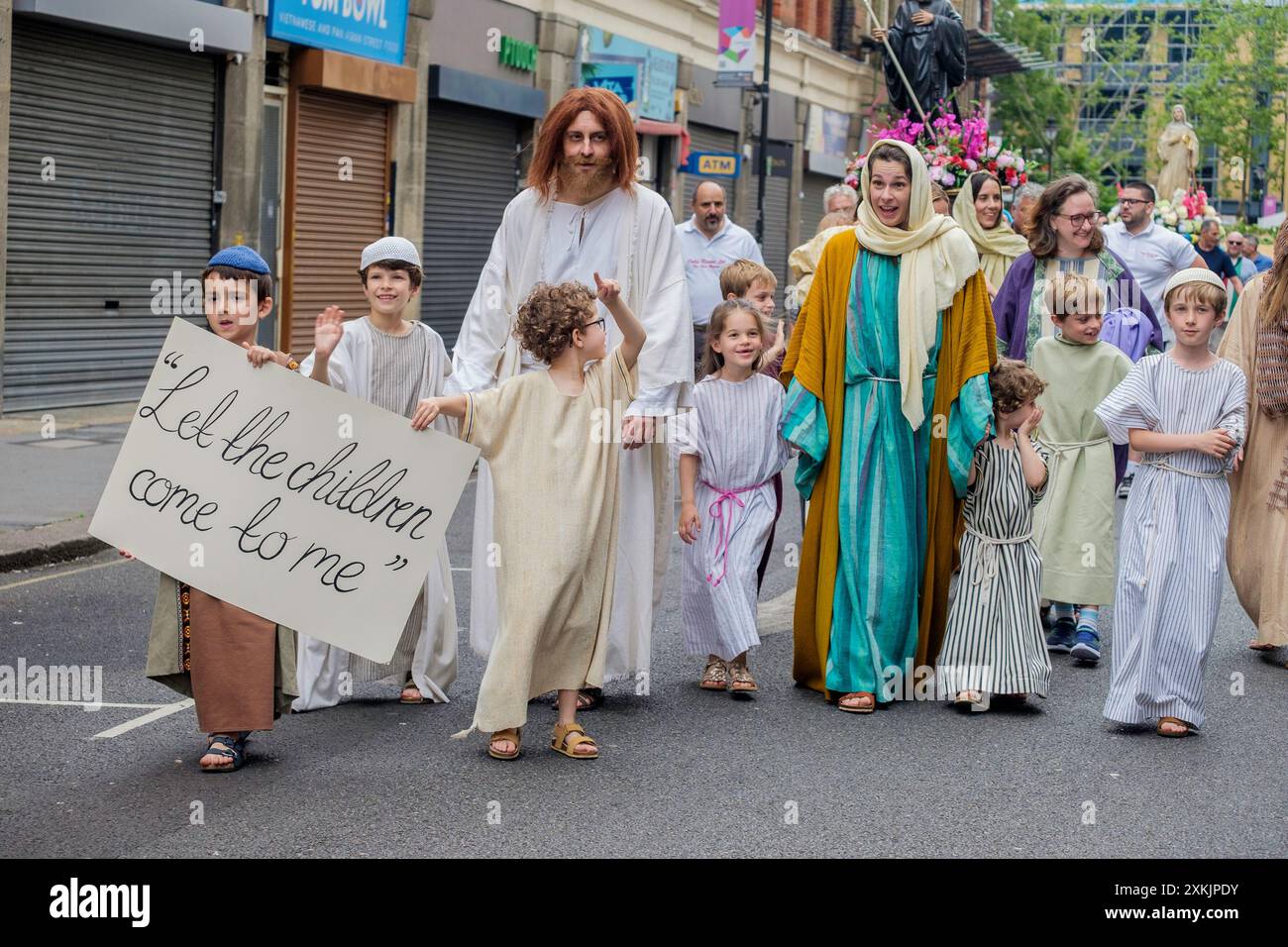 Juli 2024, London, UK. St. Peter's Italian Church, Clerkenwell. Mitglieder der italienischen Gemeinde kommen zusammen, um an der jährlichen Prozession zu Ehren unserer Lieben Frau vom Berg Karmel teilzunehmen. Im Bild: Kinder aus der Gemeinde nehmen an der Prozession Teil. Stockfoto