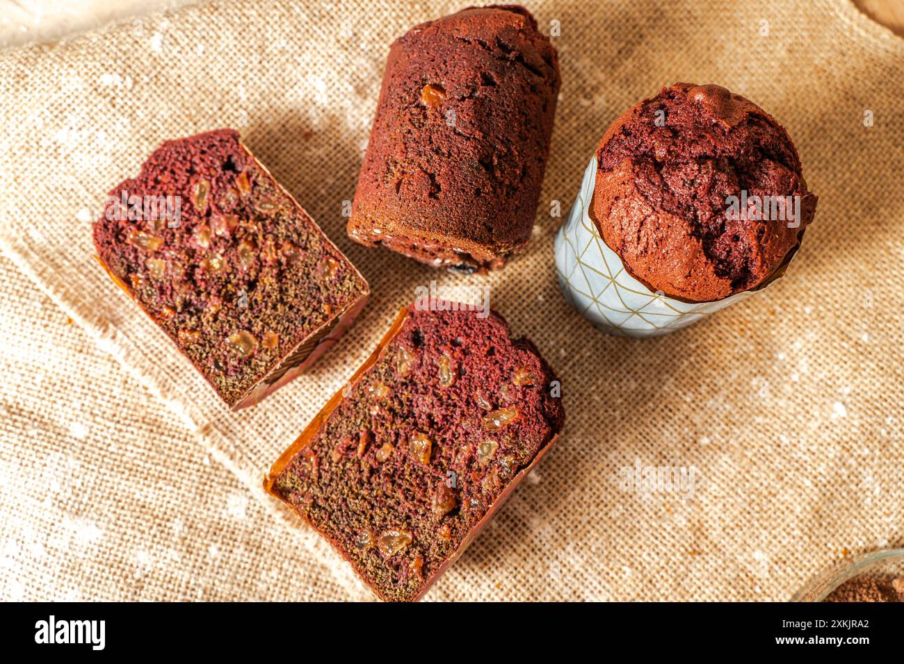 Muffins mit Heidelbeeren, Rosinen und Kakao auf Leinwand mit Weizenohren. Hochwertige Fotos Stockfoto