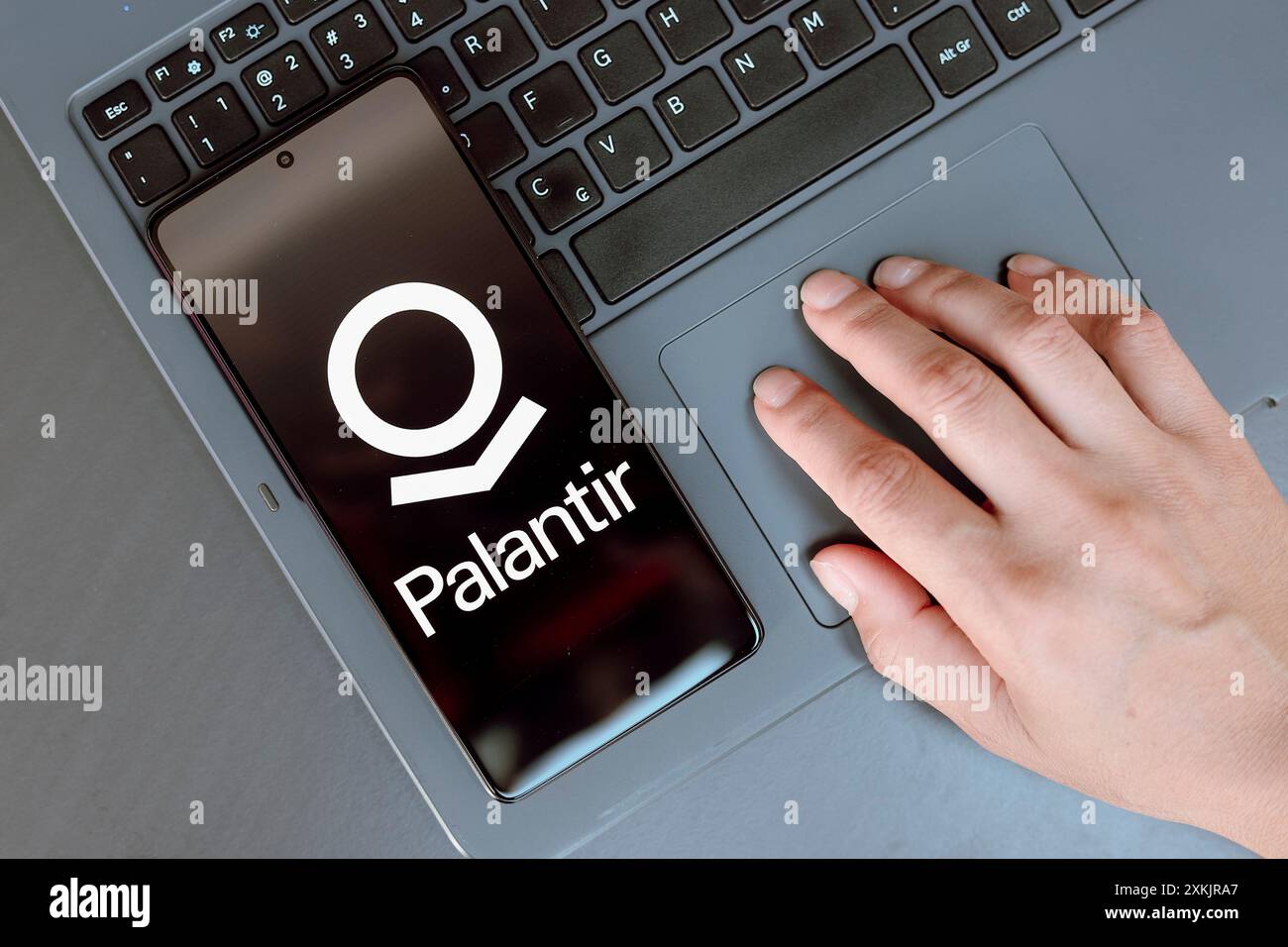 Paraguay. Juli 2024. In dieser Abbildung wird das Palantir Technologies Logo auf einem Smartphone-Bildschirm angezeigt. (Foto von Jaque Silva/SOPA Images/SIPA USA) *** ausschließlich für redaktionelle Nachrichten *** Credit: SIPA USA/Alamy Live News Stockfoto