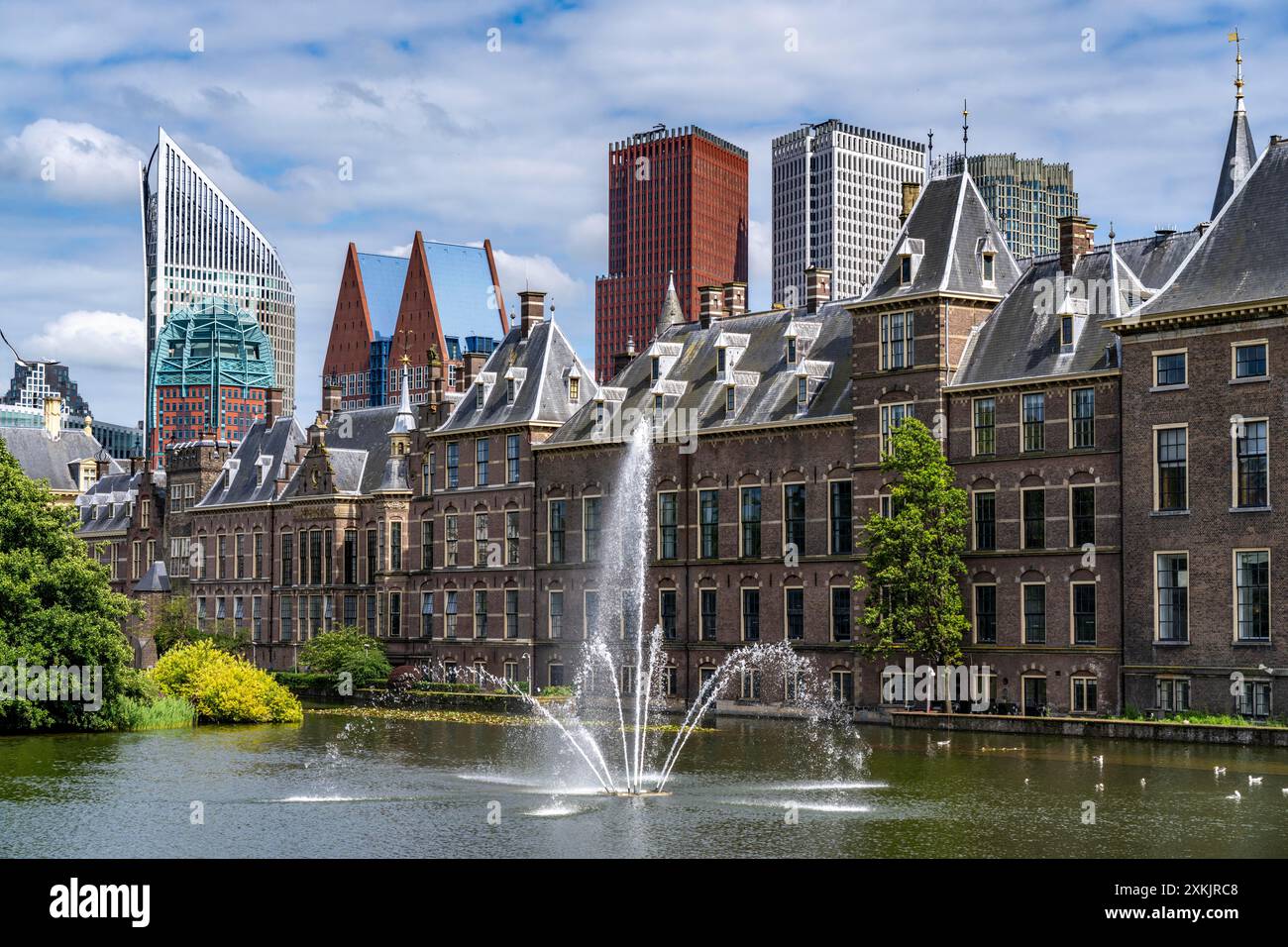 Der historische Binnenhof, Sitz der niederländischen Regierung, Hofvijver Teich, Skyline des Stadtzentrums am Hauptbahnhof, im Stadtzentrum der Hag Stockfoto