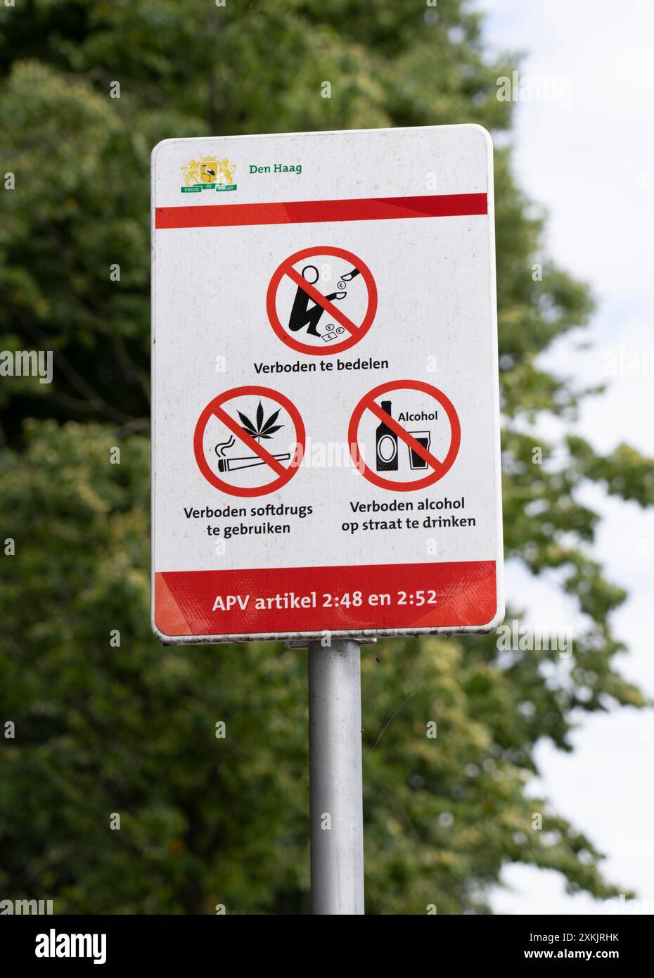 Verbotsschild am historischen Binnenhof, Sitz der niederländischen Regierung, Betteln, Rauchen von Unkraut und Trinken von Alkohol verboten, im Stadtzentrum von Stockfoto