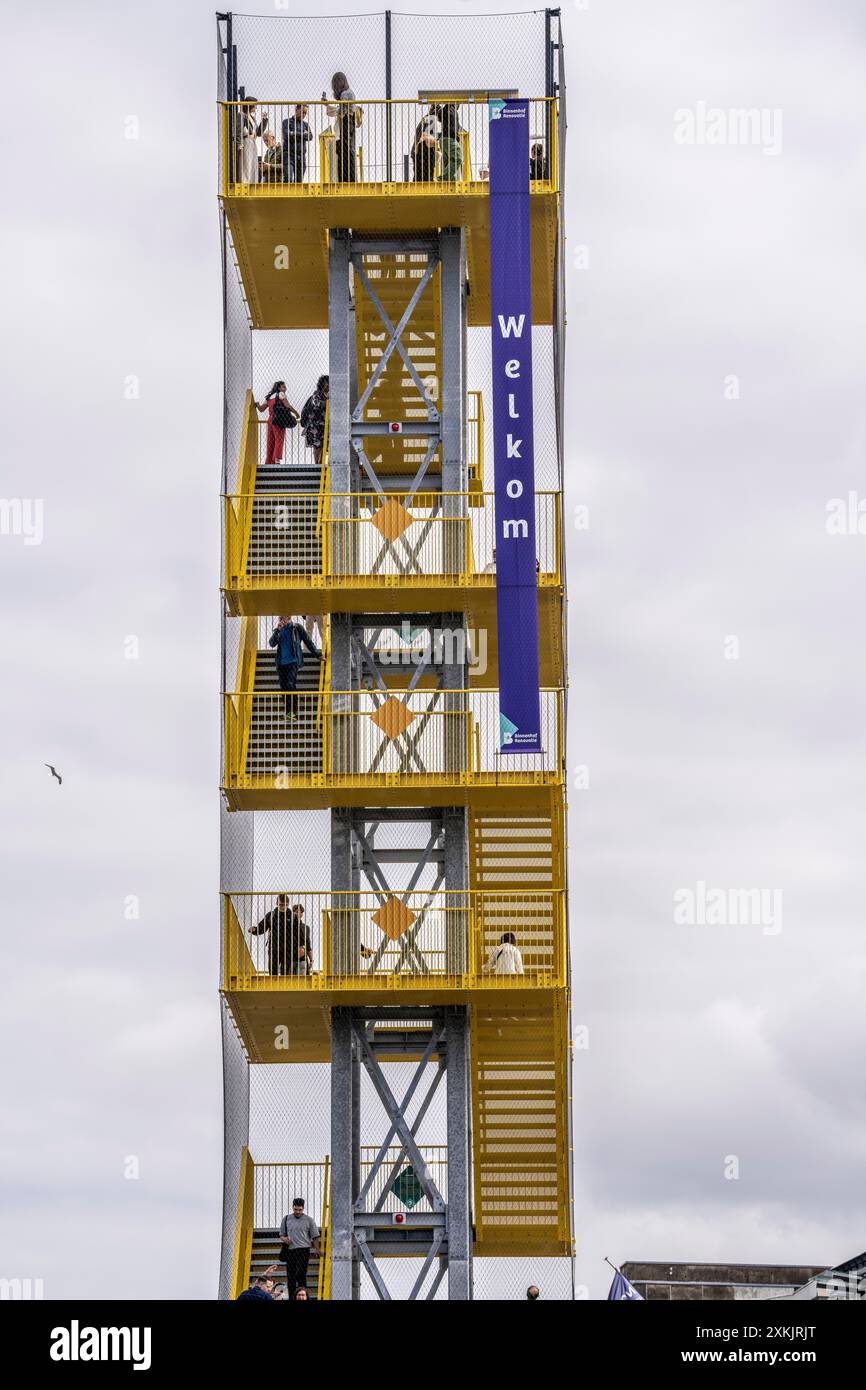 Temporärer Aussichtsturm am historischen Binnenhof, während Renovierungsarbeiten, Sitz der niederländischen Regierung, im Stadtzentrum von den Haag, Niederlande Stockfoto