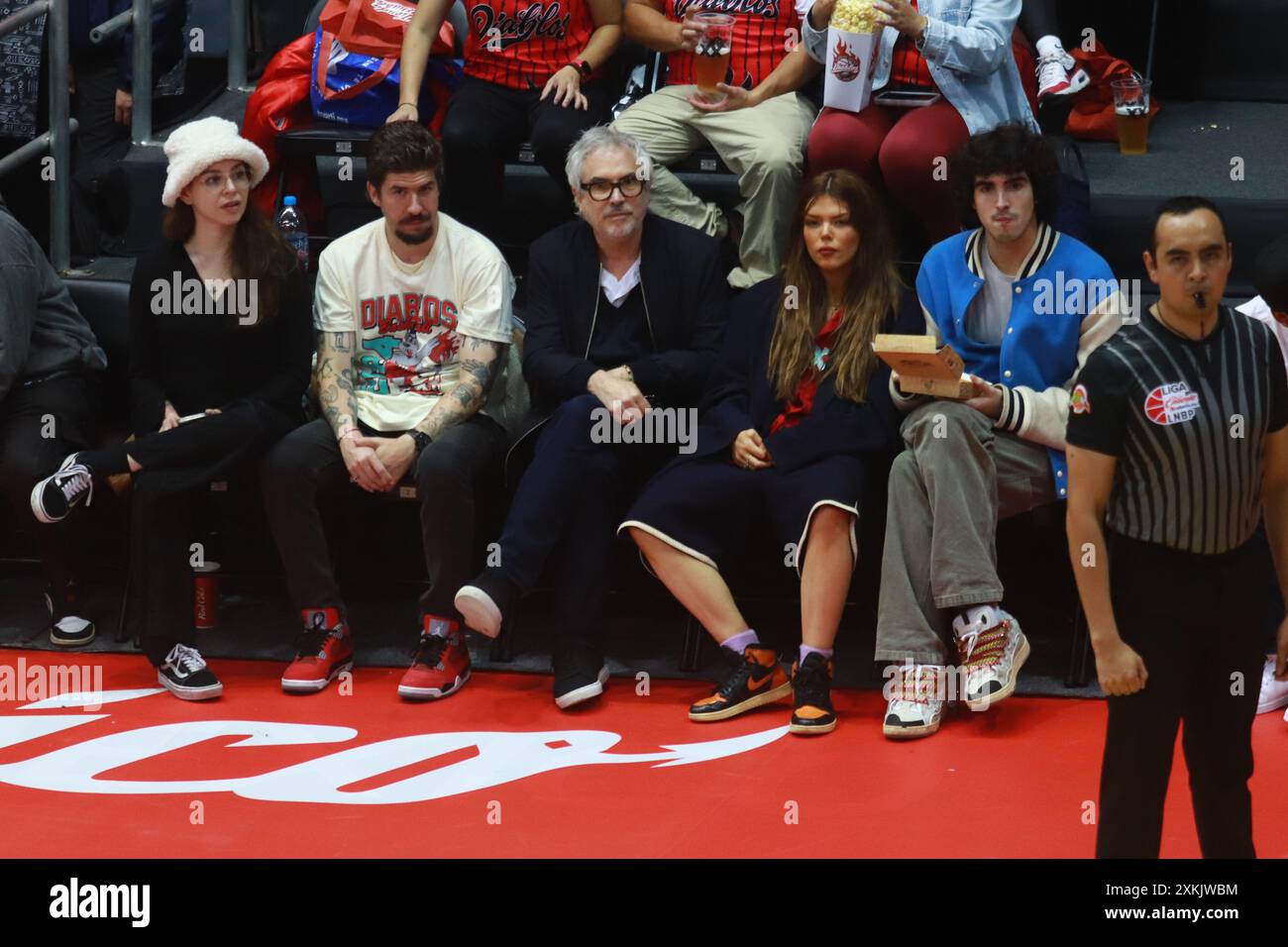 Mexiko-Stadt, Mexiko. Juli 2024. Der mexikanische Regisseur Alfonso Cuaron ist während des Spiels der National Professional Basketball League (LNBP) zwischen Diablos Rojos und Santos del Potosi im Gimnasio Olimpico Juan de la Barrera zu sehen. Santos besiegt Diablos Rojos 89-88. Am 22. Juli 2024 in Mexiko-Stadt. (Foto: Carlos Santiago/Eyepix Group/SIPA USA) Credit: SIPA USA/Alamy Live News Stockfoto