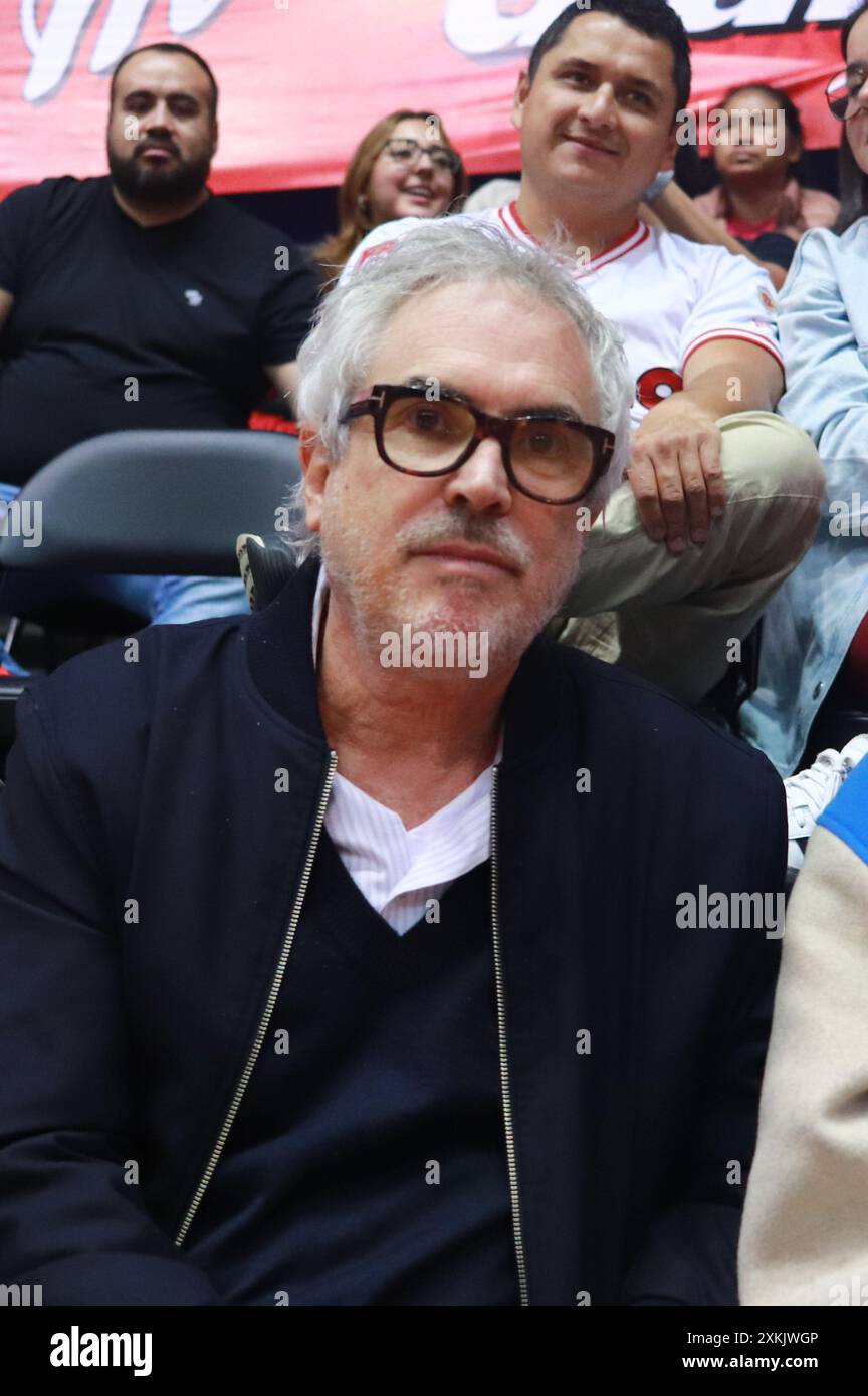Mexiko-Stadt, Mexiko. Juli 2024. Der mexikanische Regisseur Alfonso Cuaron ist während des Spiels der National Professional Basketball League (LNBP) zwischen Diablos Rojos und Santos del Potosi im Gimnasio Olimpico Juan de la Barrera zu sehen. Santos besiegt Diablos Rojos 89-88. Am 22. Juli 2024 in Mexiko-Stadt. (Foto: Carlos Santiago/Eyepix Group/SIPA USA) Credit: SIPA USA/Alamy Live News Stockfoto