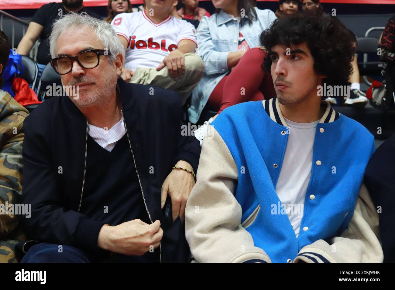 Mexiko-Stadt, Mexiko. Juli 2024. Der mexikanische Regisseur Alfonso Cuaron ist während des Spiels der National Professional Basketball League (LNBP) zwischen Diablos Rojos und Santos del Potosi im Gimnasio Olimpico Juan de la Barrera zu sehen. Santos besiegt Diablos Rojos 89-88. Am 22. Juli 2024 in Mexiko-Stadt. (Foto: Carlos Santiago/Eyepix Group/SIPA USA) Credit: SIPA USA/Alamy Live News Stockfoto