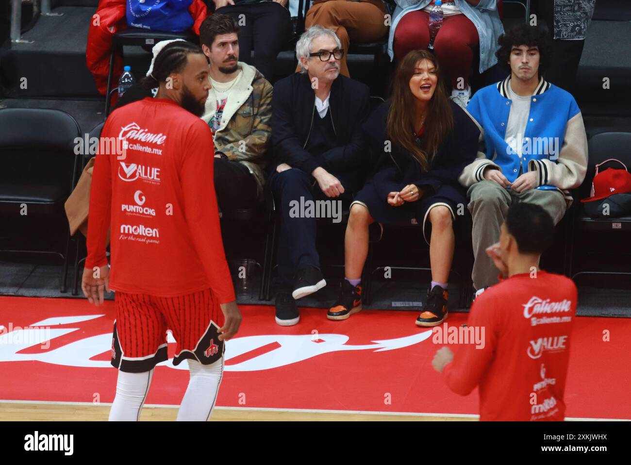 Mexiko-Stadt, Mexiko. Juli 2024. Der mexikanische Regisseur Alfonso Cuaron ist während des Spiels der National Professional Basketball League (LNBP) zwischen Diablos Rojos und Santos del Potosi im Gimnasio Olimpico Juan de la Barrera zu sehen. Santos besiegt Diablos Rojos 89-88. Am 22. Juli 2024 in Mexiko-Stadt. (Foto: Carlos Santiago/Eyepix Group/SIPA USA) Credit: SIPA USA/Alamy Live News Stockfoto