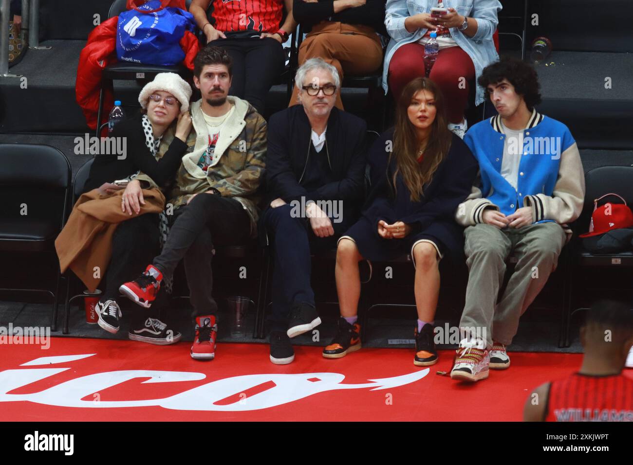 Mexiko-Stadt, Mexiko. Juli 2024. Der mexikanische Regisseur Alfonso Cuaron ist während des Spiels der National Professional Basketball League (LNBP) zwischen Diablos Rojos und Santos del Potosi im Gimnasio Olimpico Juan de la Barrera zu sehen. Santos besiegt Diablos Rojos 89-88. Am 22. Juli 2024 in Mexiko-Stadt. (Foto: Carlos Santiago/Eyepix Group/SIPA USA) Credit: SIPA USA/Alamy Live News Stockfoto