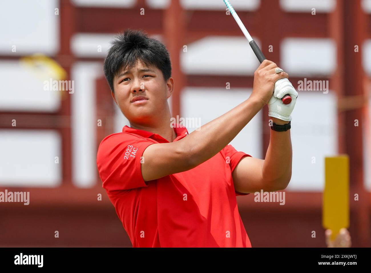 Bloomfield Hills, Michigan, USA. Juli 2024. Andy Yang (USA) stößt während der zweiten Runde der US Junior Amateur Championship 2024 im Oakland Hills Country Club auf dem ersten Loch ab. (Kreditbild: © Debby Wong/ZUMA Press Wire) NUR REDAKTIONELLE VERWENDUNG! Nicht für kommerzielle ZWECKE! Stockfoto