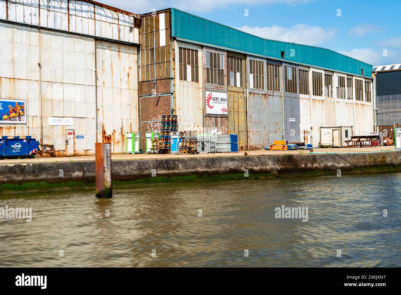 Marine Industry Alte und abgenutzte Industriehalle am New Maas River, jus außerhalb der Stadt. Rotterdam, Niederlande. Rotterdam Nieuwe Maas Zuid-Holland Nederland Copyright: XGuidoxKoppesxPhotox Stockfoto