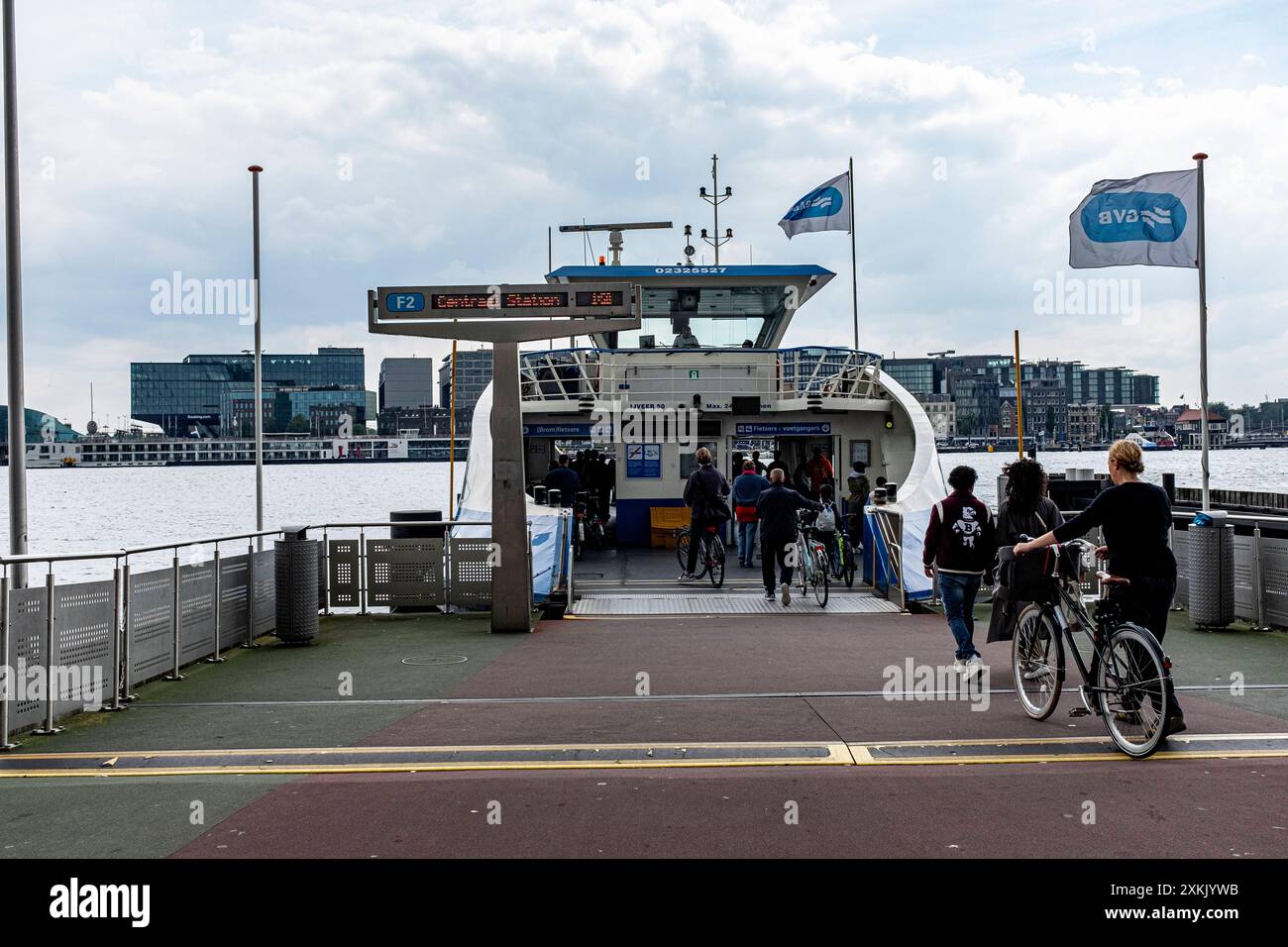 DIE IJ River Ferry vertäute die IJ River Ferry hinter dem Hauptbahnhof und segelte nach Amsterdam North und IJ River North Shore, Amsterdam, Niederlande. Amsterdam IJ River Noord-Holland Nederland Copyright: XGuidoxKoppesxPhotox Stockfoto