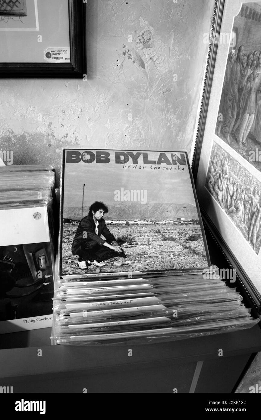 Eine Kopie des Bob Dylan-Albums aus dem Jahr 1990, Under the Red Sky, zum Verkauf in einem Antiquitätenladen in Asheville, North Carolina. Stockfoto