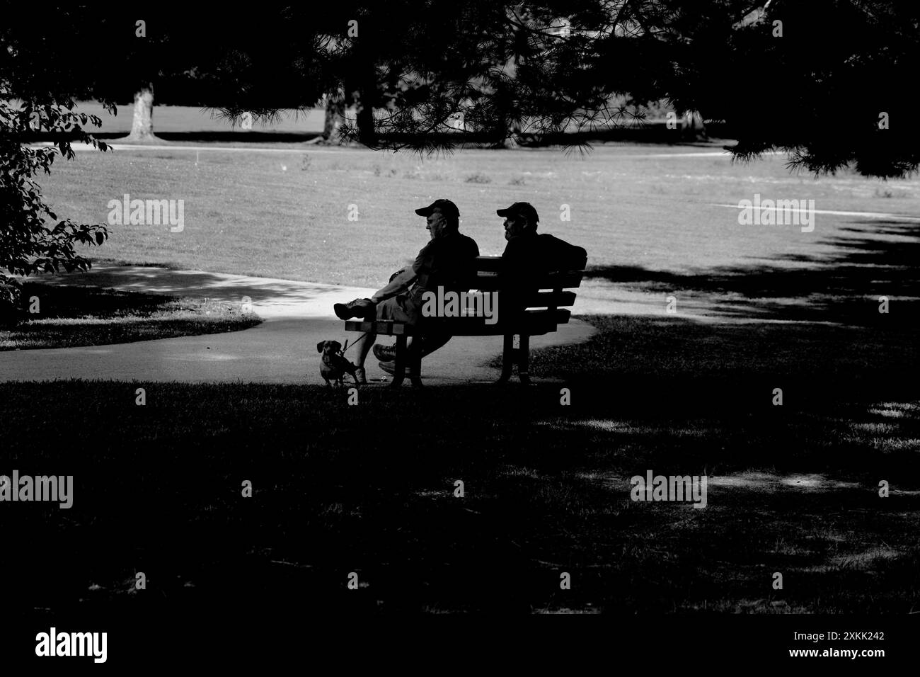 Zwei Männer genießen die Aussicht von einer Bank in einem öffentlichen Park in Flat Rock, North Carolina. Stockfoto