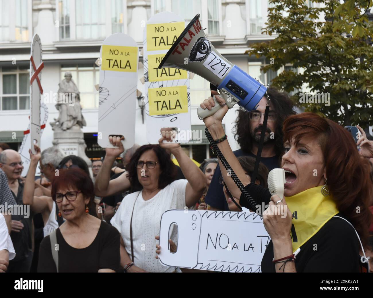 Madrid, Madrid, SPANIEN. Juli 2024. Protest auf der Plaza de Santa Ana in Madrid gegen die Intervention, die in der emblematischen Enklave zur Umgestaltung des Tiefgaragenparkplatzes durchgeführt wird, und dass der stadtrat von Madrid 30 Bäume Fällen will (Credit Image: © Richard Zubelzu/ZUMA Press Wire) NUR REDAKTIONELLE VERWENDUNG! Nicht für kommerzielle ZWECKE! Stockfoto