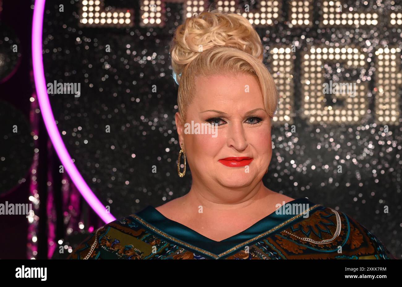 Besetzung Von Größer Als Im Fernsehen Die comedienne Daphne de Luxe, bürgerlich Daphne Haderlein posiert als