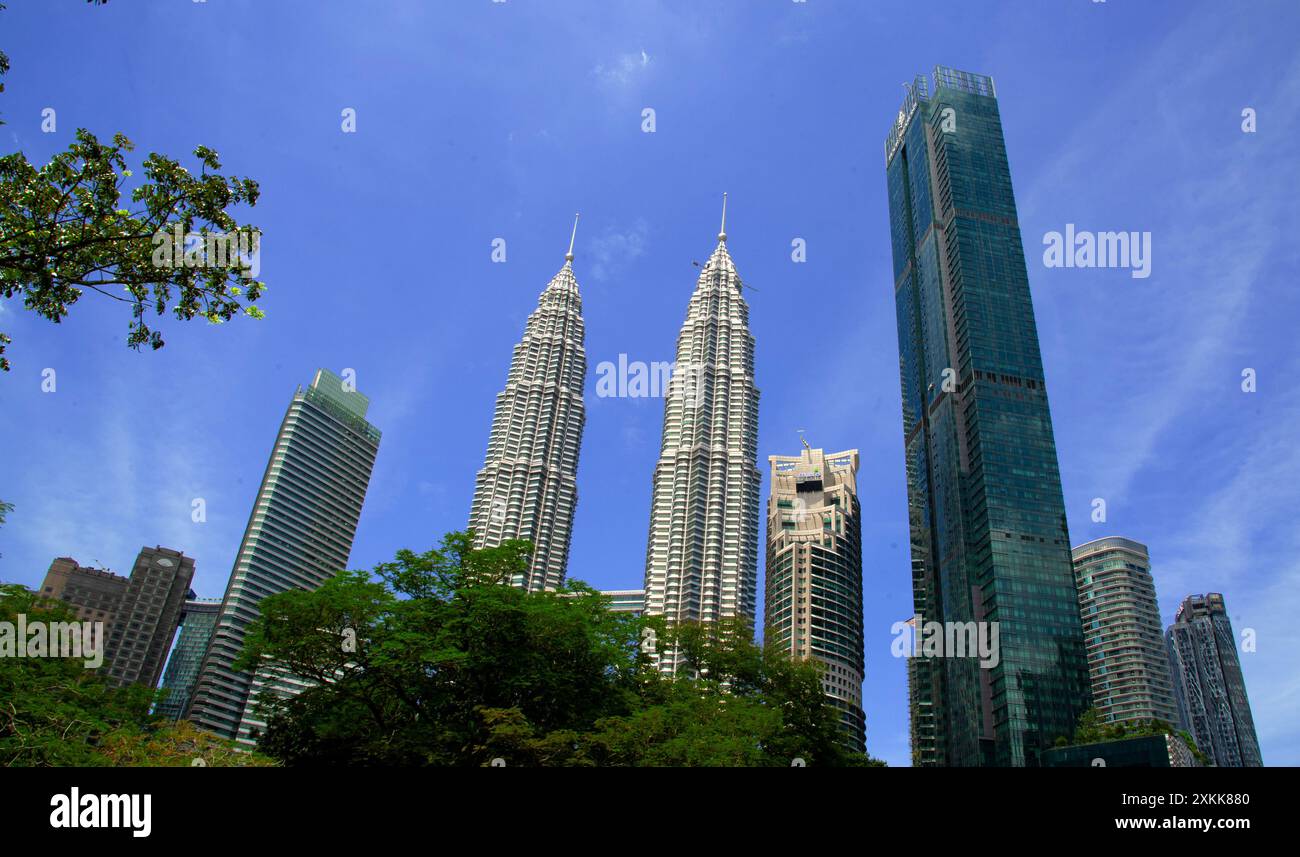 Turmblöcke in Kuala Lumpur Malaysia mit blauem Himmel im Hintergrund Stockfoto
