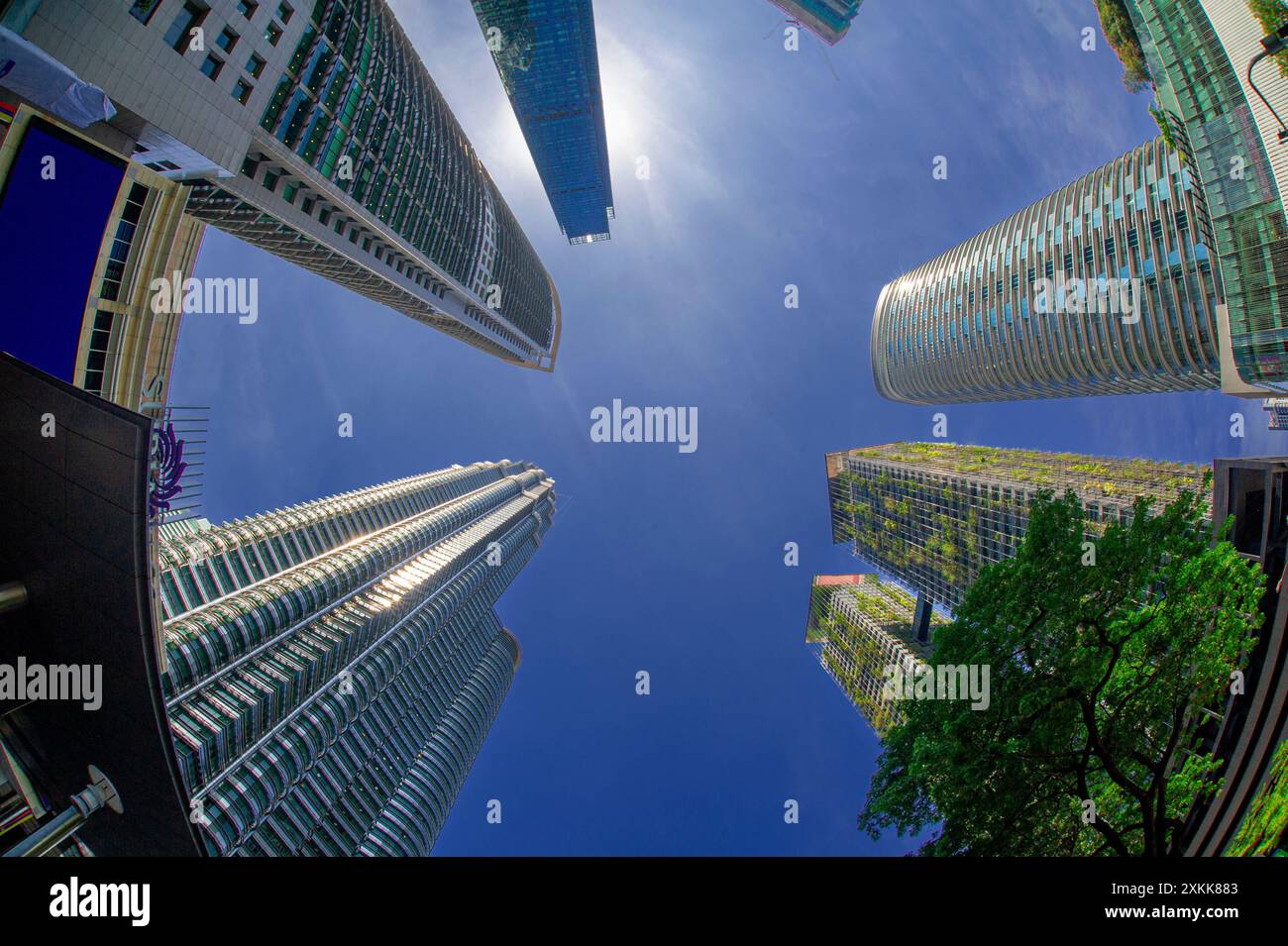 Turmblöcke in Kuala Lumpur Malaysia mit blauem Himmel im Hintergrund Stockfoto