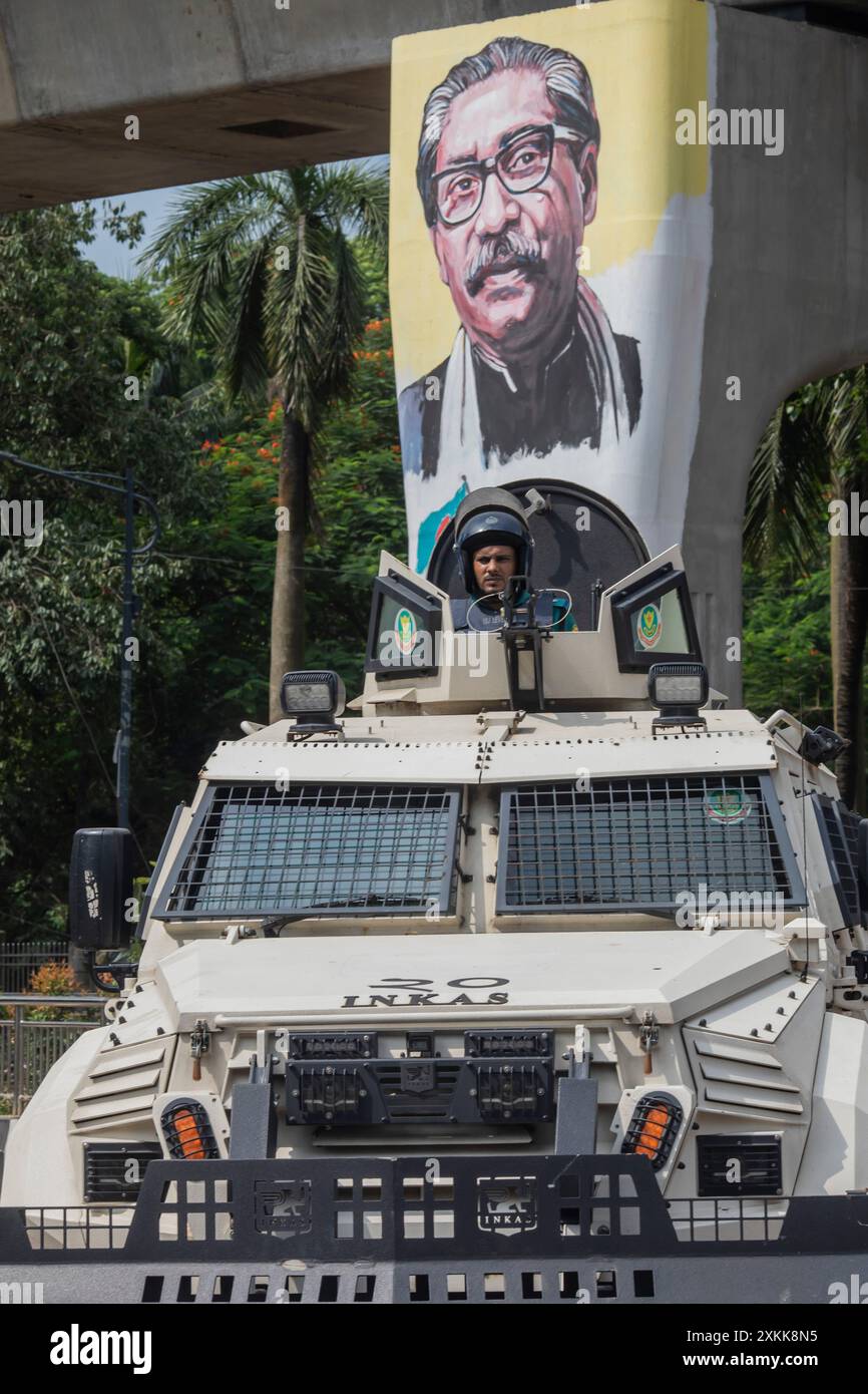 Dhaka, Bangladesch. Juli 2024. Die Polizei nimmt während der Demonstration Stellung im Bereich der Universität Dhaka. Bangladeschische Studenten trauern um ihre Klassenkameraden, die bei Protesten über die Einstellungsregeln für den öffentlichen Dienst getötet wurden. Die Regierung ordnete daraufhin die unbestimmte Schließung von Schulen landesweit an, um die Ordnung wiederherzustellen. Laut Polizeiberichten stießen Demonstranten, die sich gegen Quoten für Regierungsjobs aussprachen, mit Gegenprotestierenden, die der Regierungspartei loyal sind. (Credit Image: © Sazzad Hossain/SOPA Images via ZUMA Press Wire) NUR REDAKTIONELLE VERWENDUNG! Nicht für kommerzielle ZWECKE! Stockfoto