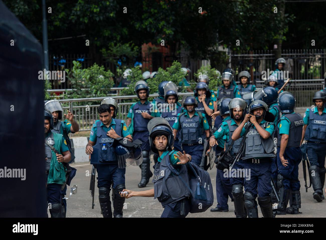 Dhaka, Bangladesch. Juli 2024. Die Polizei nimmt während der Demonstration Stellung im Bereich der Universität Dhaka. Bangladeschische Studenten trauern um ihre Klassenkameraden, die bei Protesten über die Einstellungsregeln für den öffentlichen Dienst getötet wurden. Die Regierung ordnete daraufhin die unbestimmte Schließung von Schulen landesweit an, um die Ordnung wiederherzustellen. Laut Polizeiberichten stießen Demonstranten, die sich gegen Quoten für Regierungsjobs aussprachen, mit Gegenprotestierenden, die der Regierungspartei loyal sind. (Credit Image: © Sazzad Hossain/SOPA Images via ZUMA Press Wire) NUR REDAKTIONELLE VERWENDUNG! Nicht für kommerzielle ZWECKE! Stockfoto