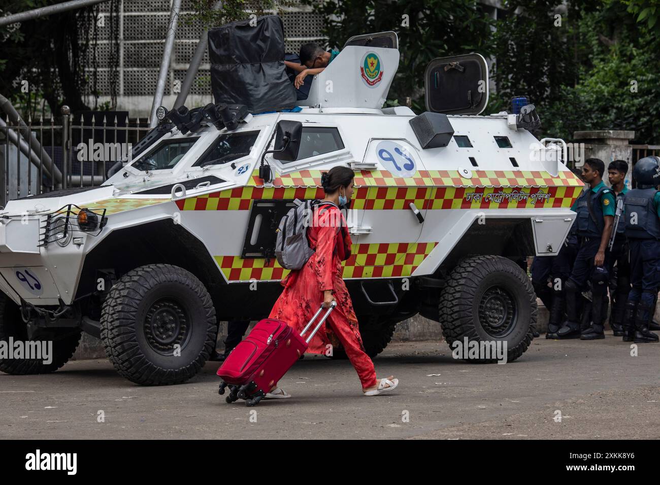 Dhaka, Bangladesch. Juli 2024. Ein Student verlässt den Campus während der Demonstration. Bangladeschische Studenten trauern um ihre Klassenkameraden, die bei Protesten über die Einstellungsregeln für den öffentlichen Dienst getötet wurden. Die Regierung ordnete daraufhin die unbestimmte Schließung von Schulen landesweit an, um die Ordnung wiederherzustellen. Laut Polizeiberichten stießen Demonstranten, die sich gegen Quoten für Regierungsjobs aussprachen, mit Gegenprotestierenden, die der Regierungspartei loyal sind. (Credit Image: © Sazzad Hossain/SOPA Images via ZUMA Press Wire) NUR REDAKTIONELLE VERWENDUNG! Nicht für kommerzielle ZWECKE! Stockfoto